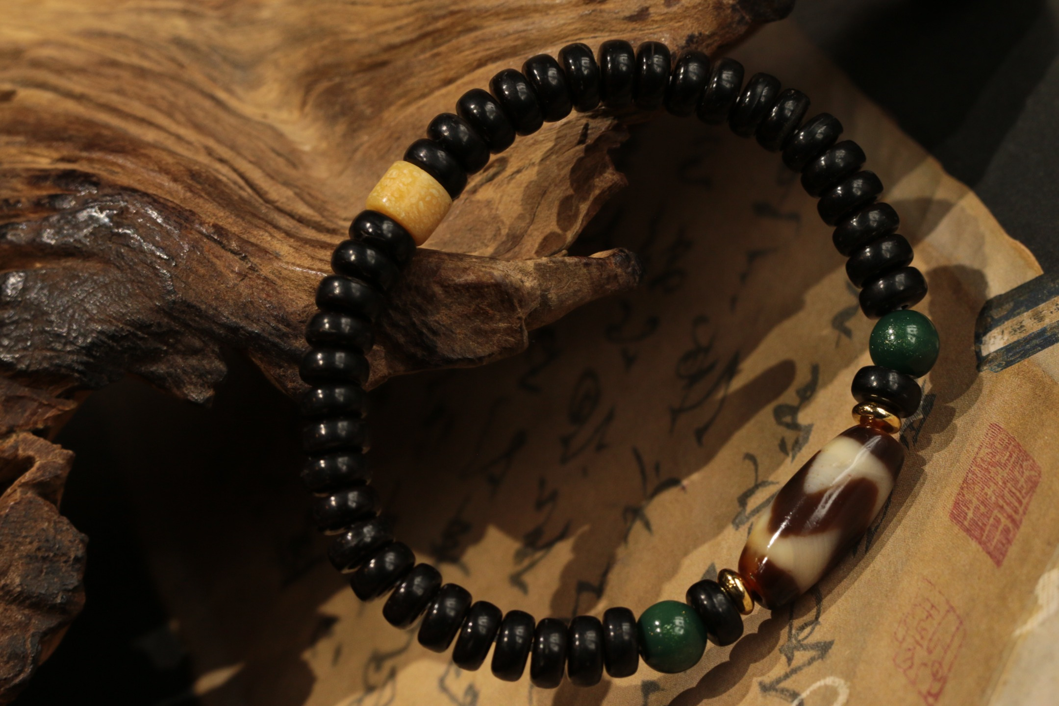 Tiger Tooth Dzi Bead and Coconut Shell Bead Bracelet（Unique ID:cp-1-4348）