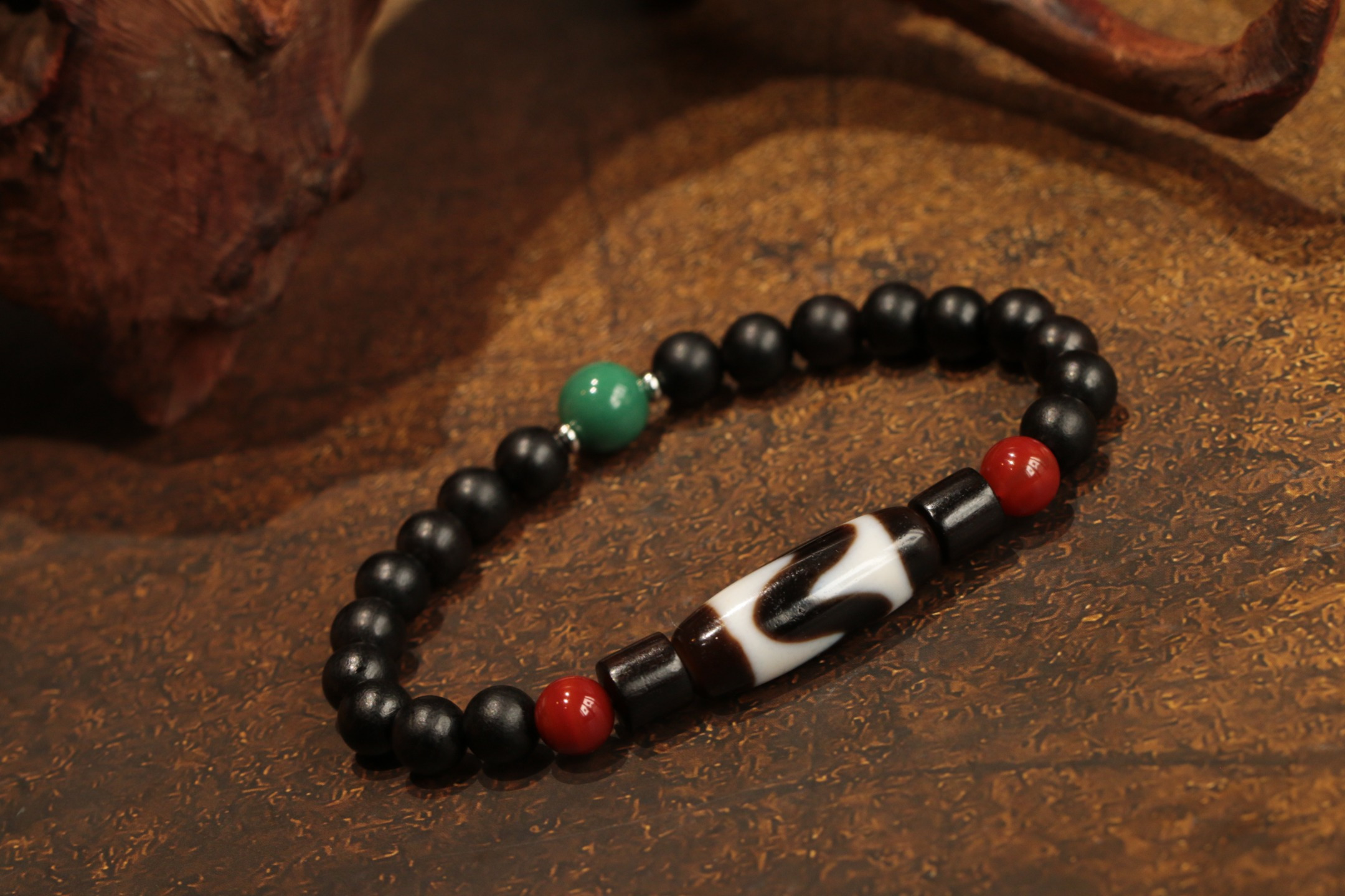 Tiger-Tooth Dzi Bead and Agarwood Bracelet（Unique ID:cp-1-4352）