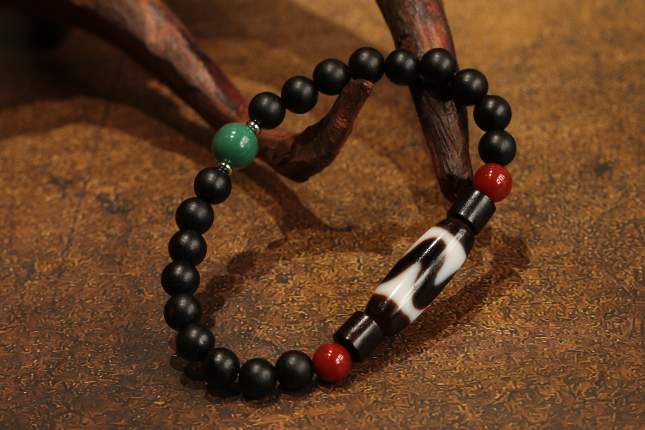 Tiger-Tooth Dzi Bead and Agarwood Bracelet（Unique ID:cp-1-4352）
