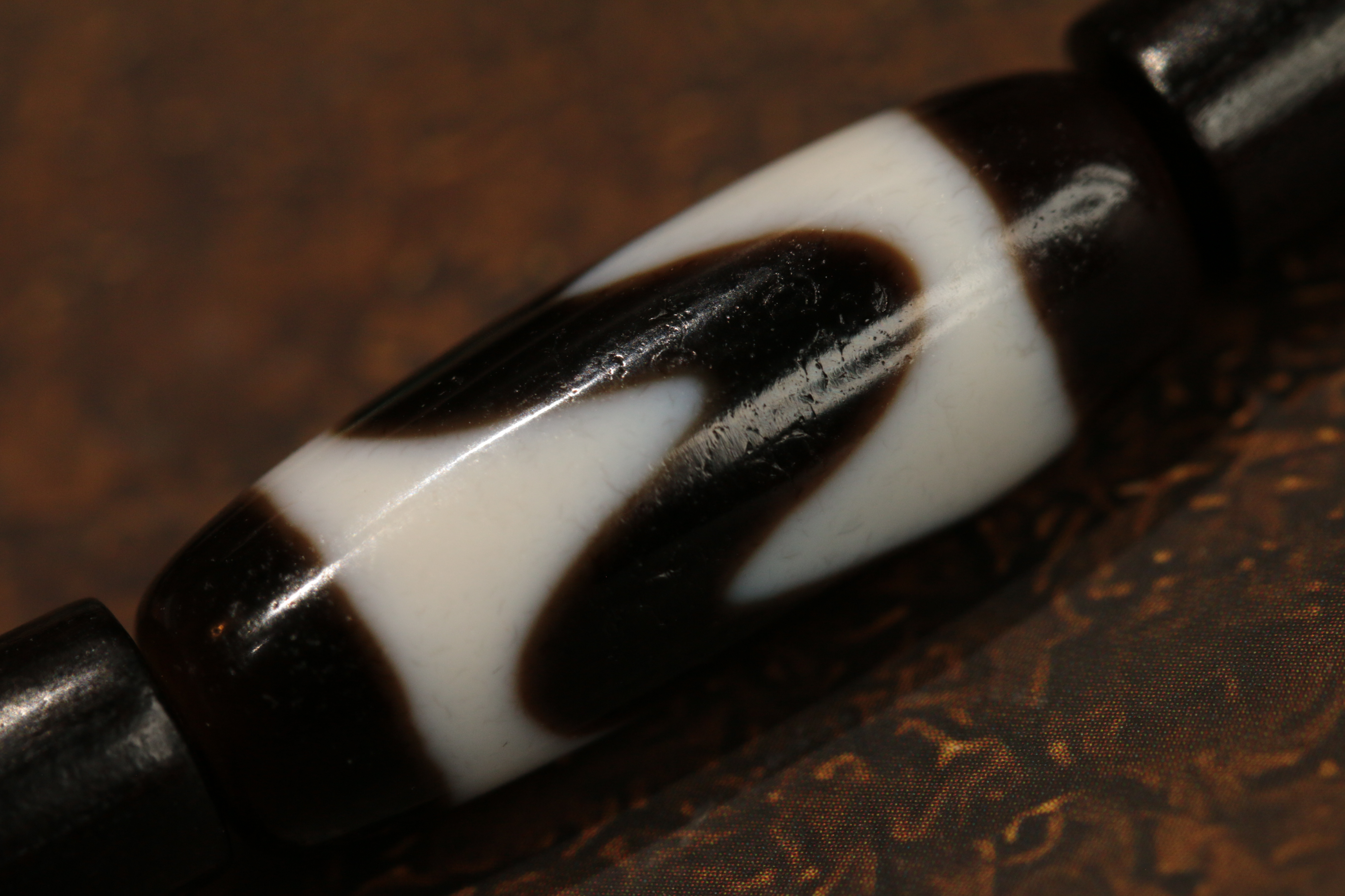 Tiger-Tooth Dzi Bead and Agarwood Bracelet（Unique ID:cp-1-4352）