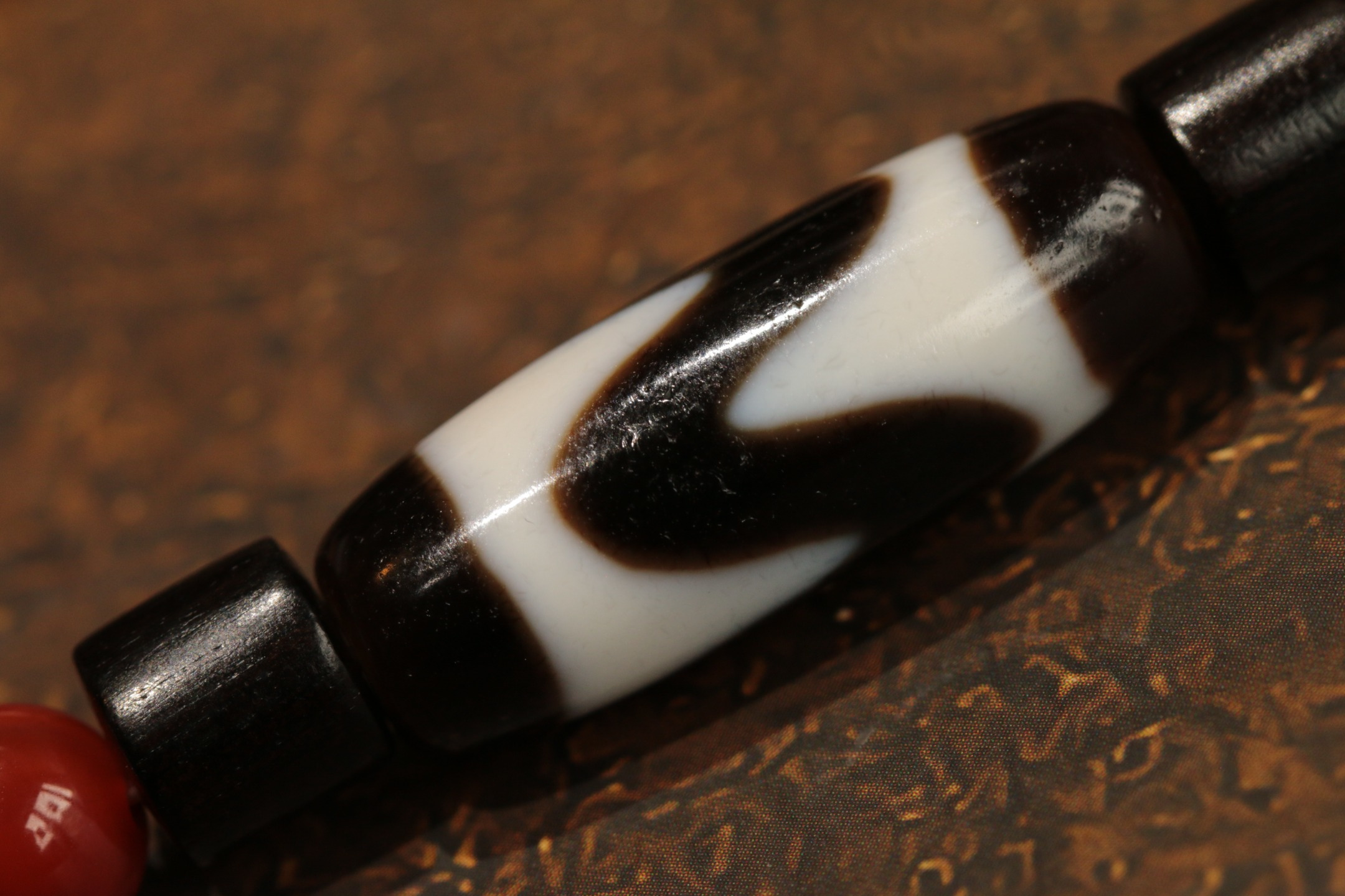 Tiger-Tooth Dzi Bead and Agarwood Bracelet（Unique ID:cp-1-4352）
