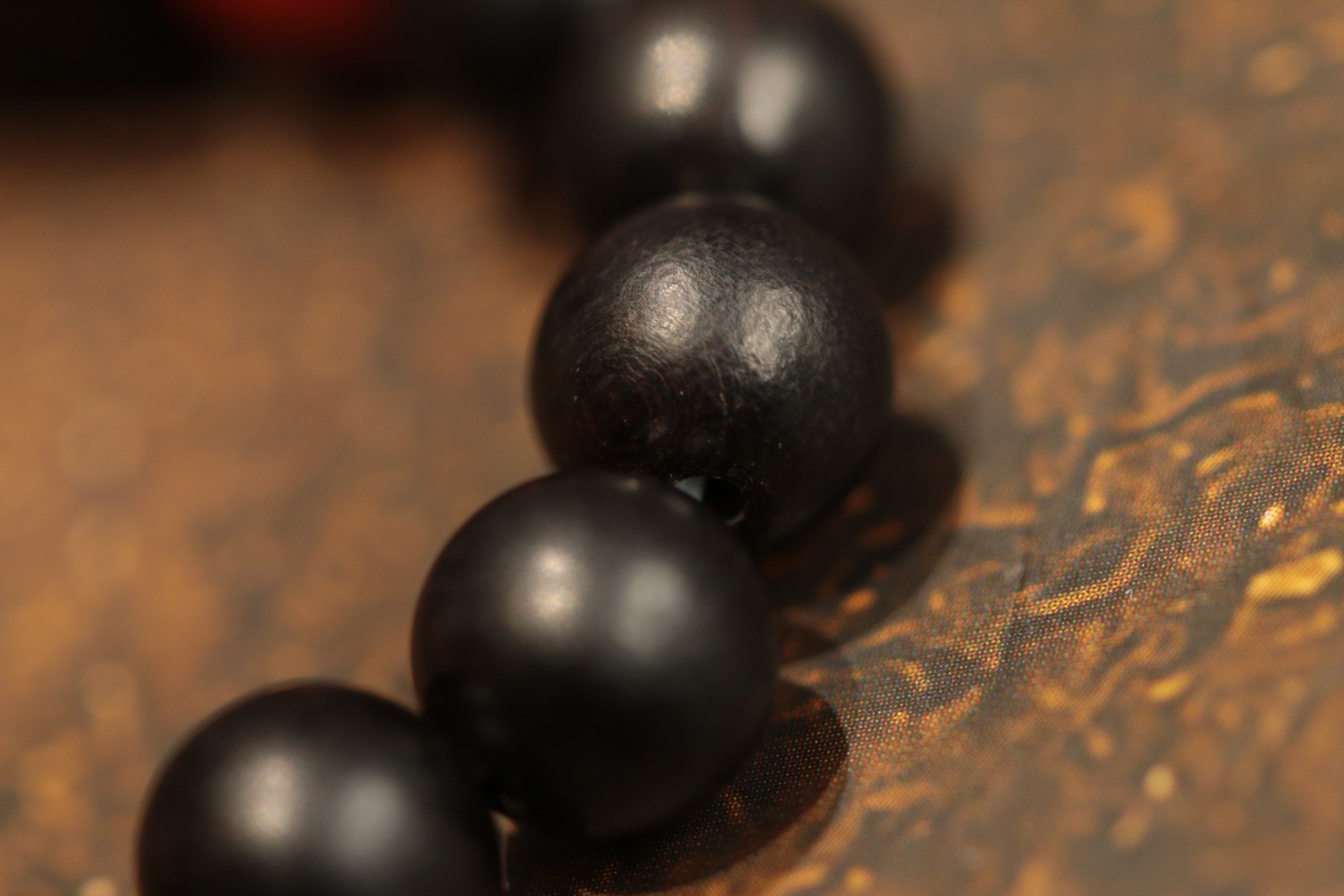 Tiger-Tooth Dzi Bead and Agarwood Bracelet（Unique ID:cp-1-4352）