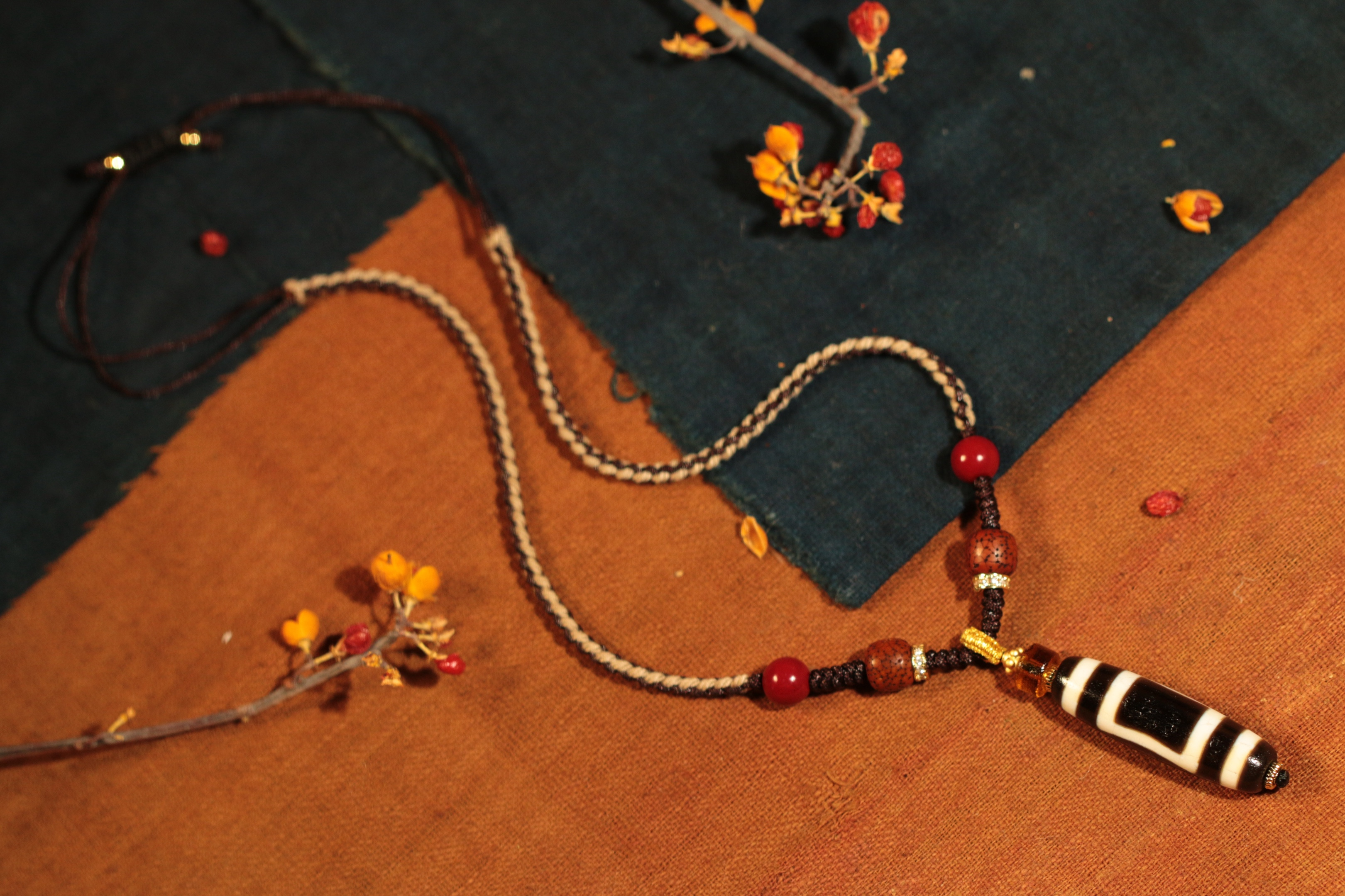 Tibetan Sacred Object: Heaven and Earth Dzi Bead Clavicle Necklace（Unique ID: cp-2-2603）