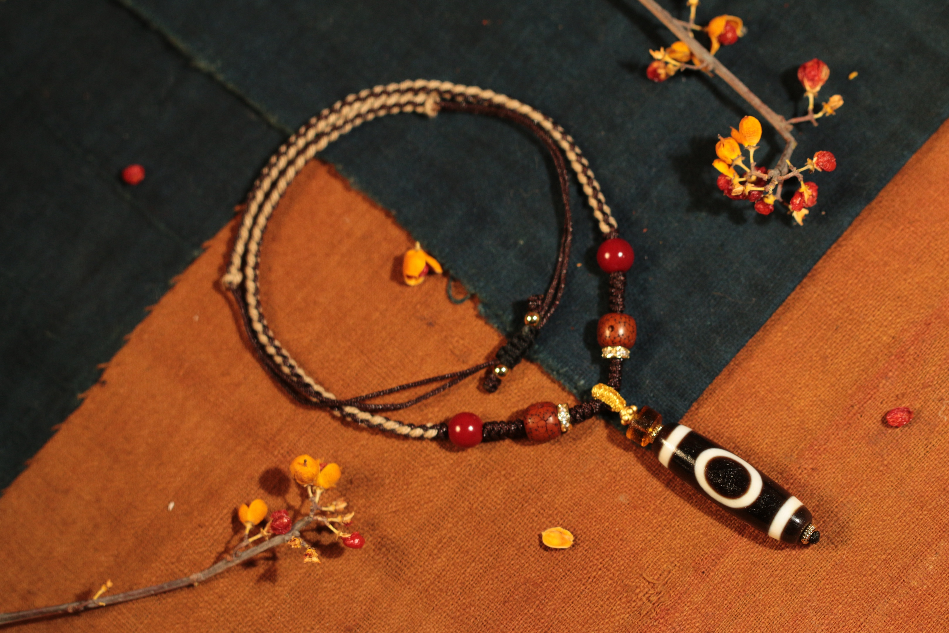 Tibetan Sacred Object: Heaven and Earth Dzi Bead Clavicle Necklace（Unique ID: cp-2-2603）