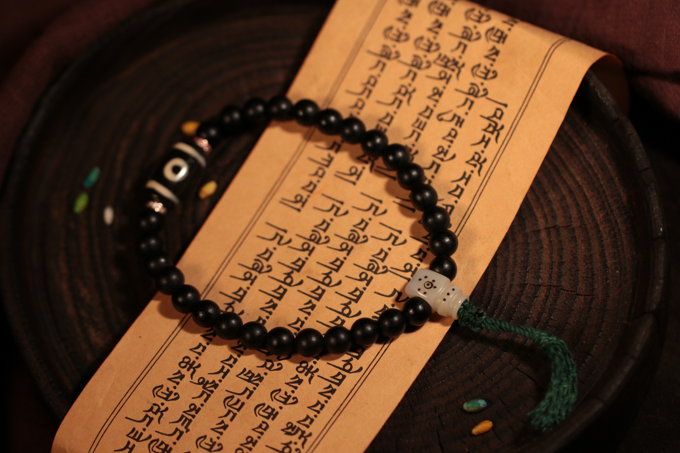 Tibetan sacred object - Two-eyed dzi bead sandalwood handheld charm（Unique ID: cp-1-5991）