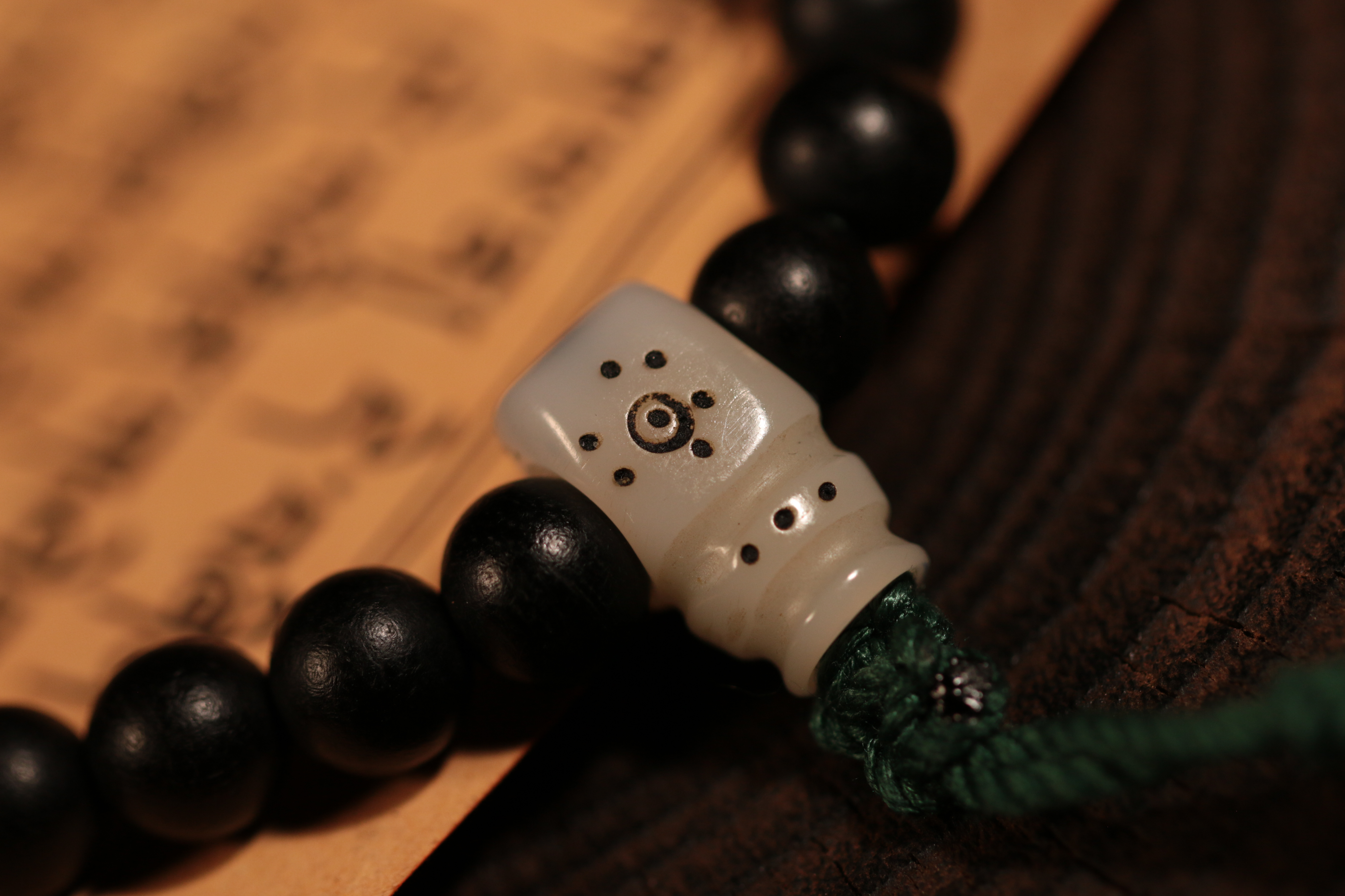 Tibetan sacred object - Two-eyed dzi bead sandalwood handheld charm（Unique ID: cp-1-5991）