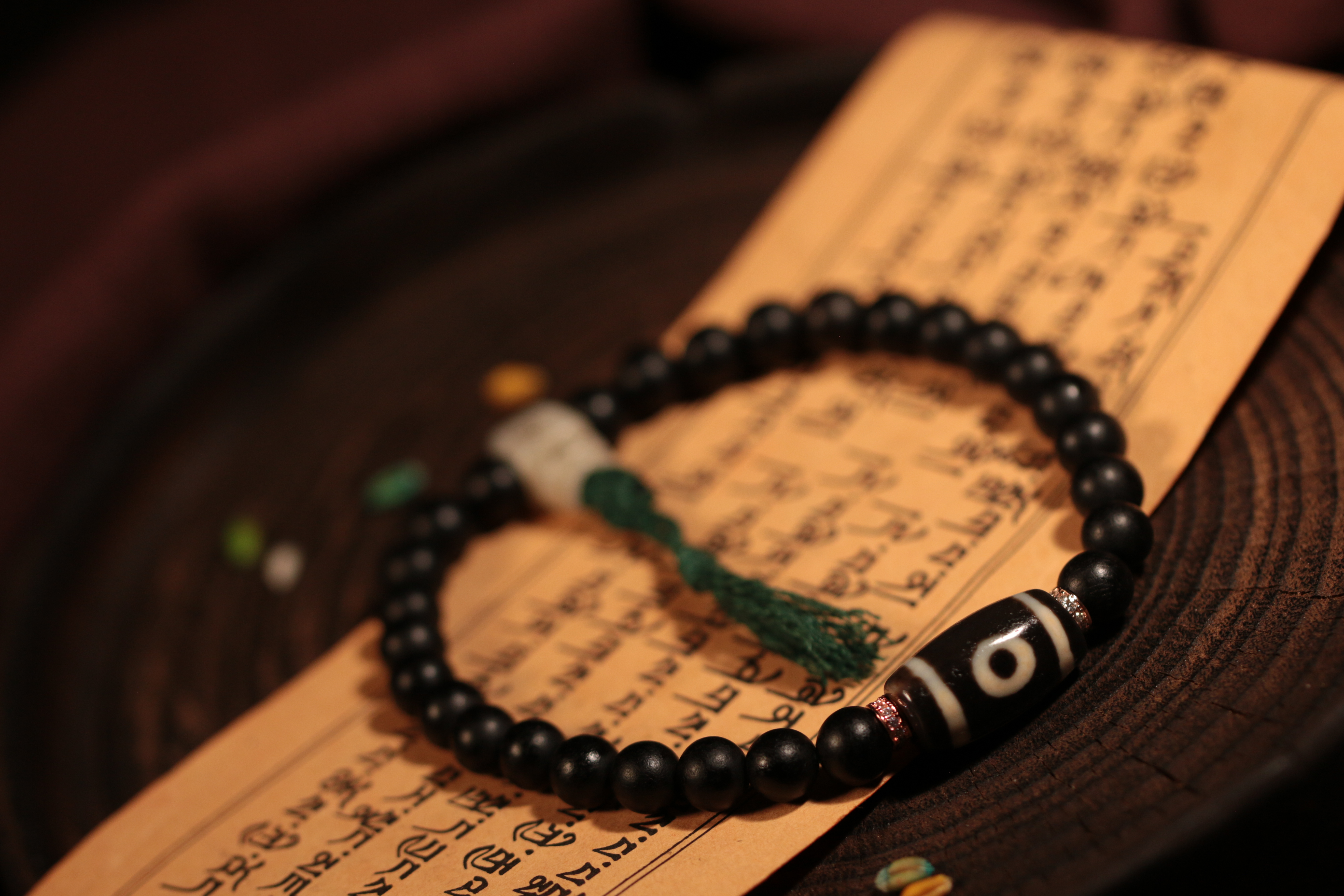 Tibetan sacred object - Two-eyed dzi bead sandalwood handheld charm（Unique ID: cp-1-5991）