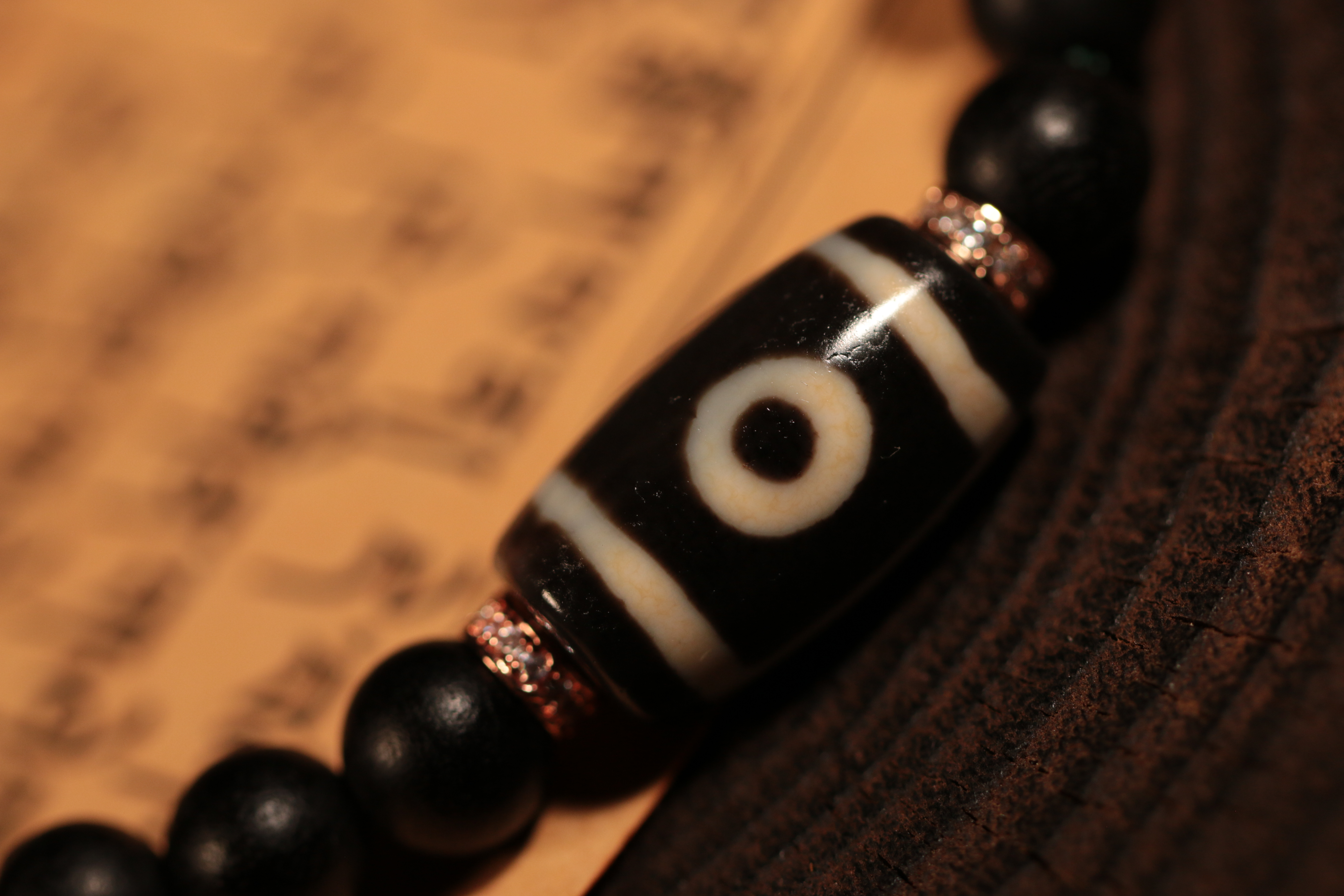 Tibetan sacred object - Two-eyed dzi bead sandalwood handheld charm（Unique ID: cp-1-5991）