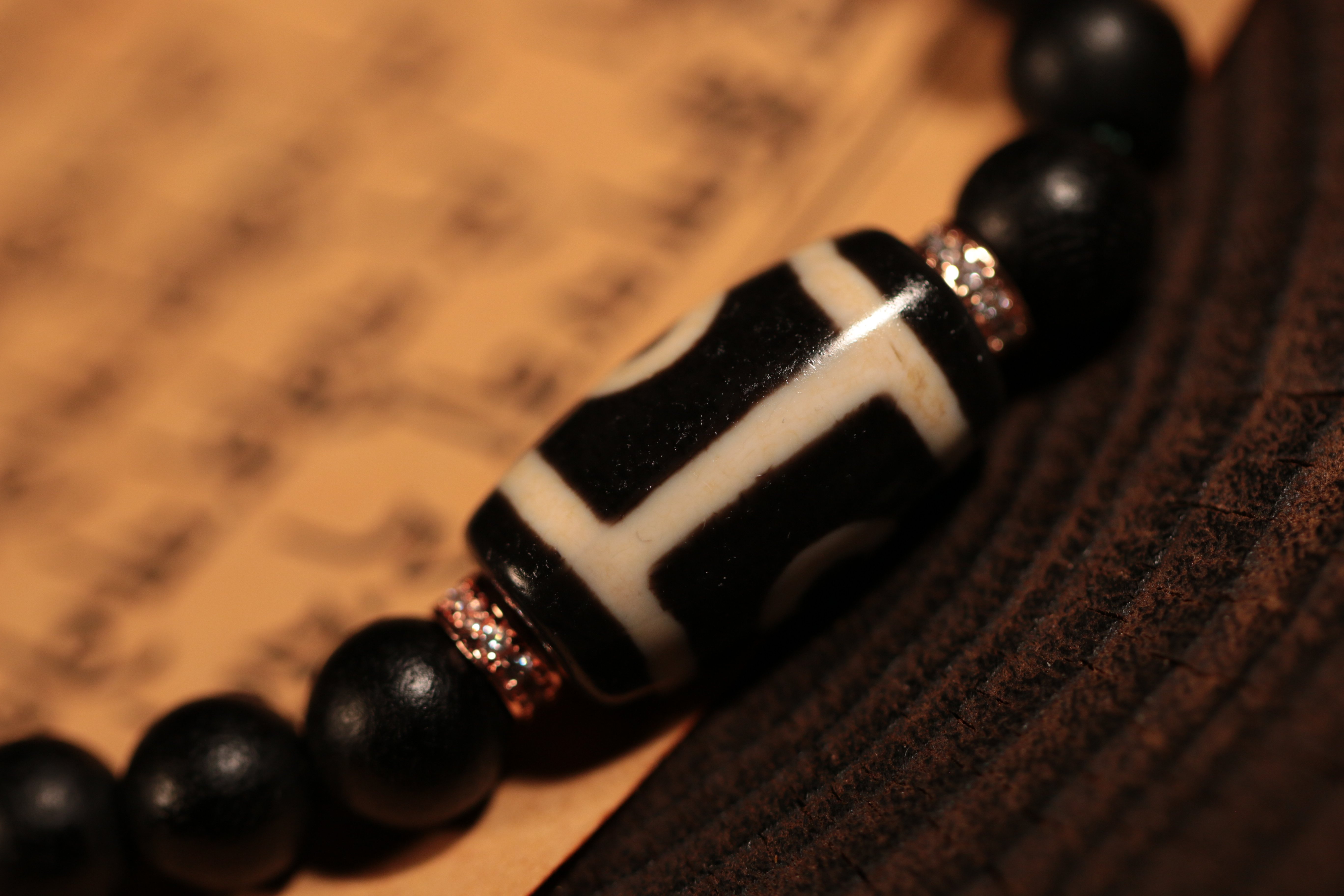 Tibetan sacred object - Two-eyed dzi bead sandalwood handheld charm（Unique ID: cp-1-5991）