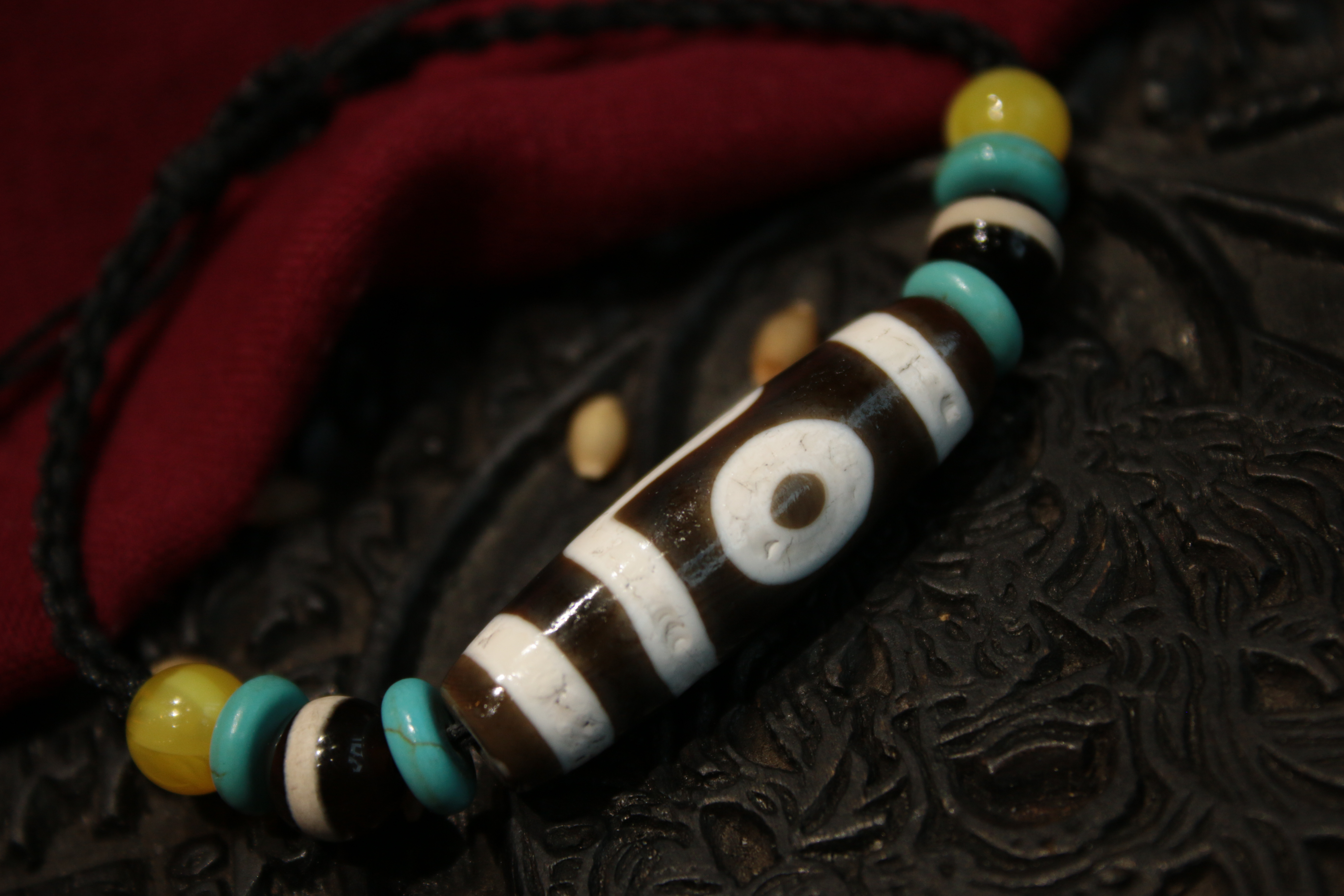 Tibetan sacred object - Two-eyed dzi bead bracelet（Unique ID: cp-1-3594）