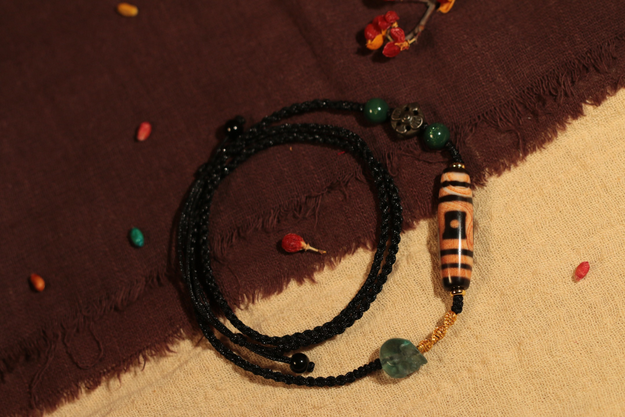 Tibetan Sacred Object: Heaven and Earth Dzi Bead Clavicle Necklace（Unique ID: cp-2-2584）