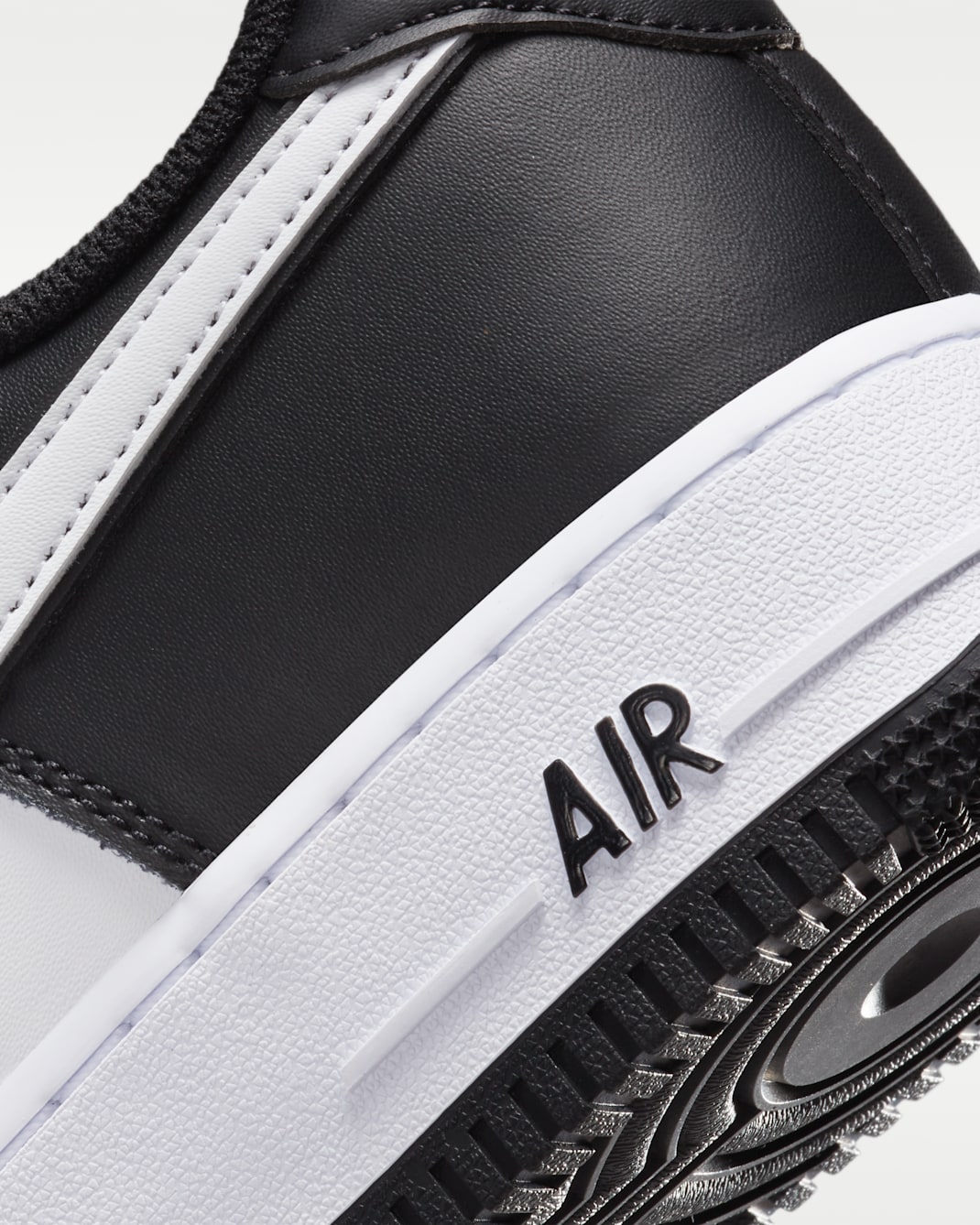 Nike Air Force 1 '07 Black/Black/White(商品到着後にお支払いいただけますので、品質を確認してからお支払いいただけます)