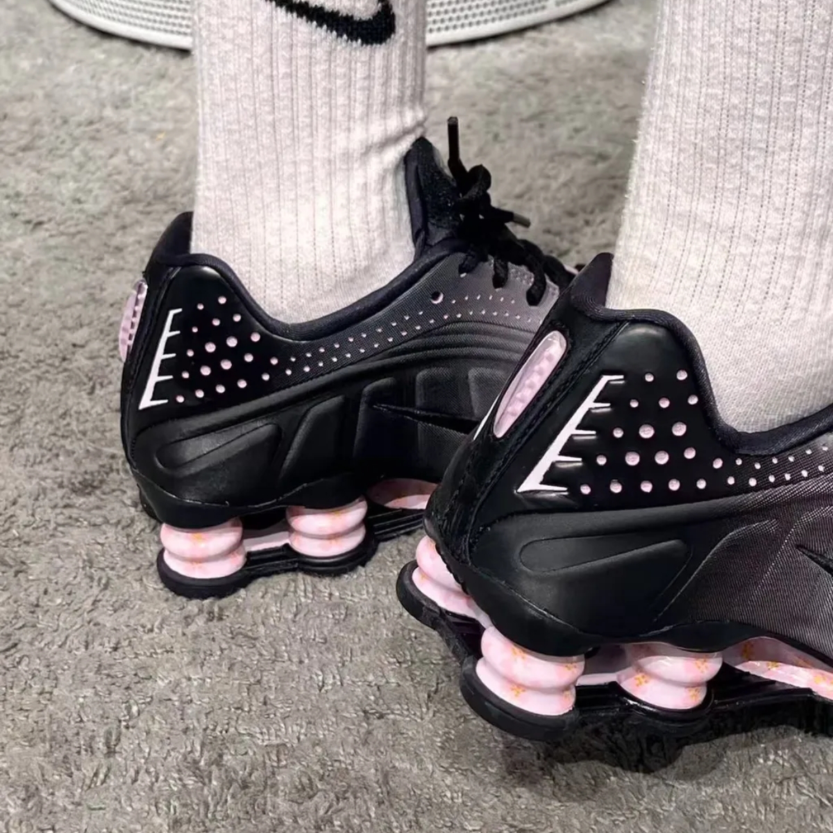 ナイキ ショックス R4 チェリーブロッサム