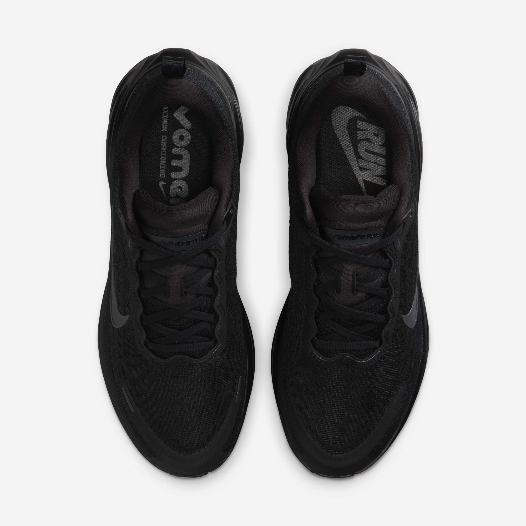 نايكي فوميرو بلس - حذاء جري على الطرق للرجال بتوسيد مريح وخفة في الحركة لدعم الأداء اليومي | Nike Vomero Plus