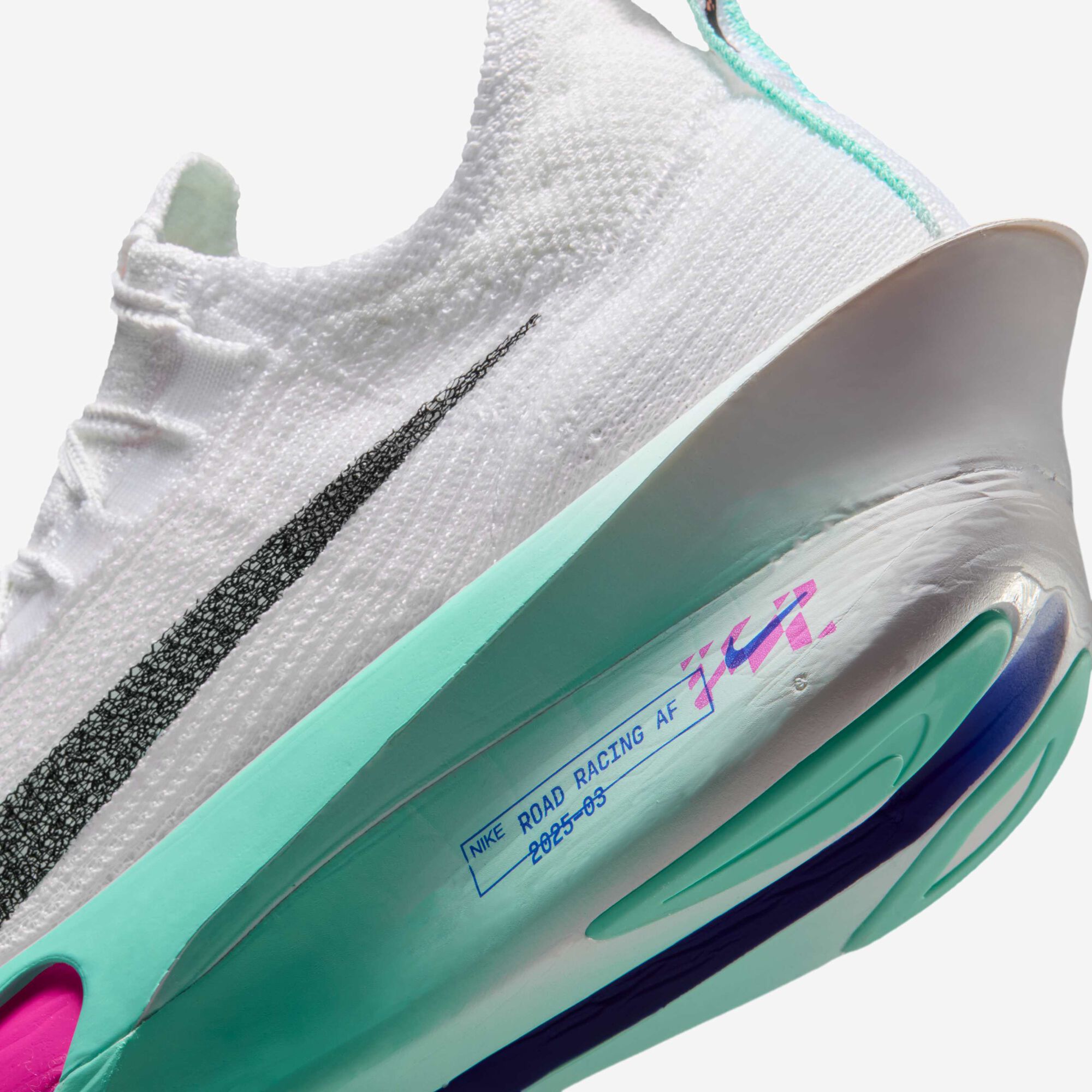 حذاء سباق الطرق للرجال من نايكي ألفافلاي 3 بتصميم احترافي وخفة مميزة Nike Alphafly 3