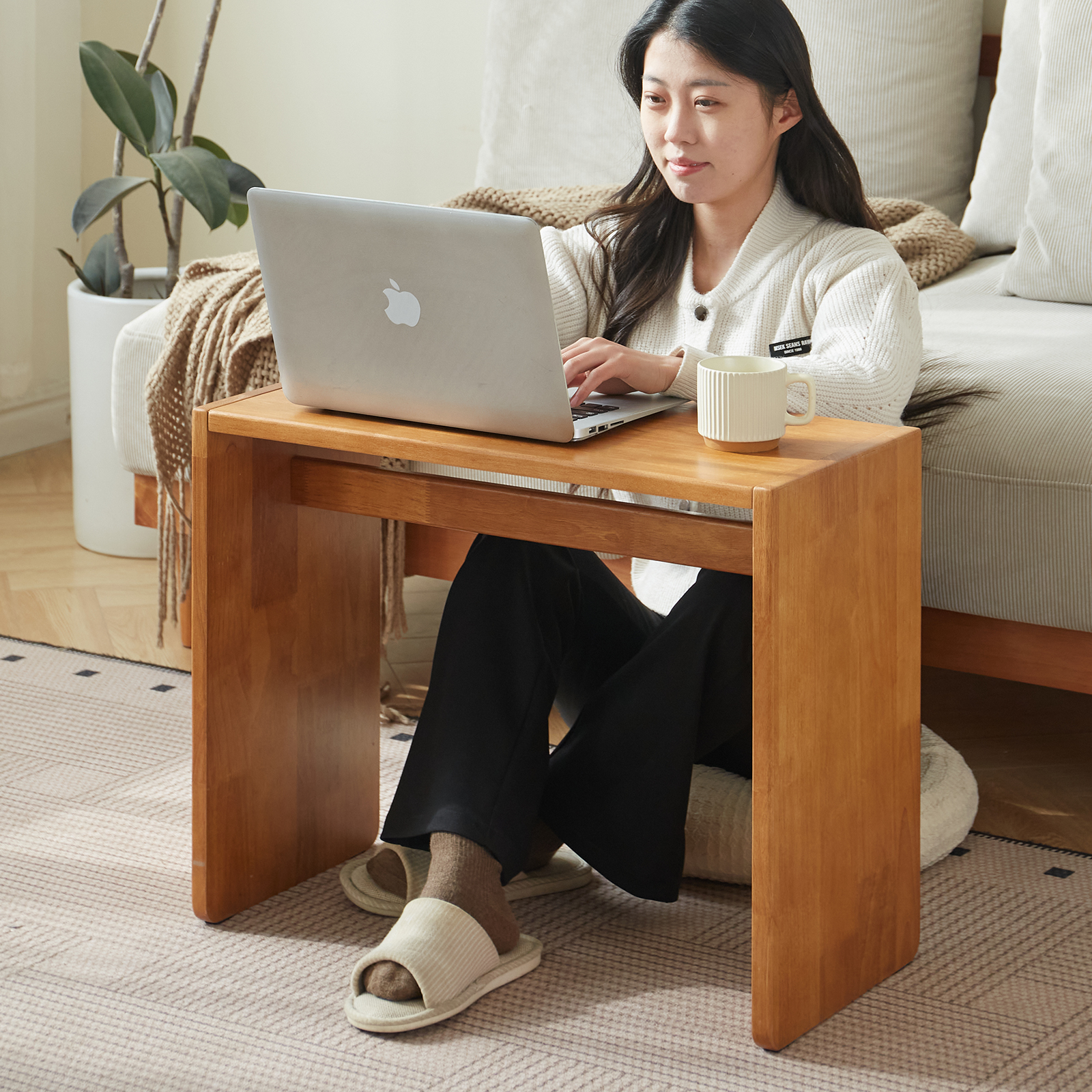 錦木-無垢材 C 字型サイドテーブル 多機能 コーナーテーブル キャスター付き移動式 リビング・寝室用 コンパクト サイドボードサイドテーブル