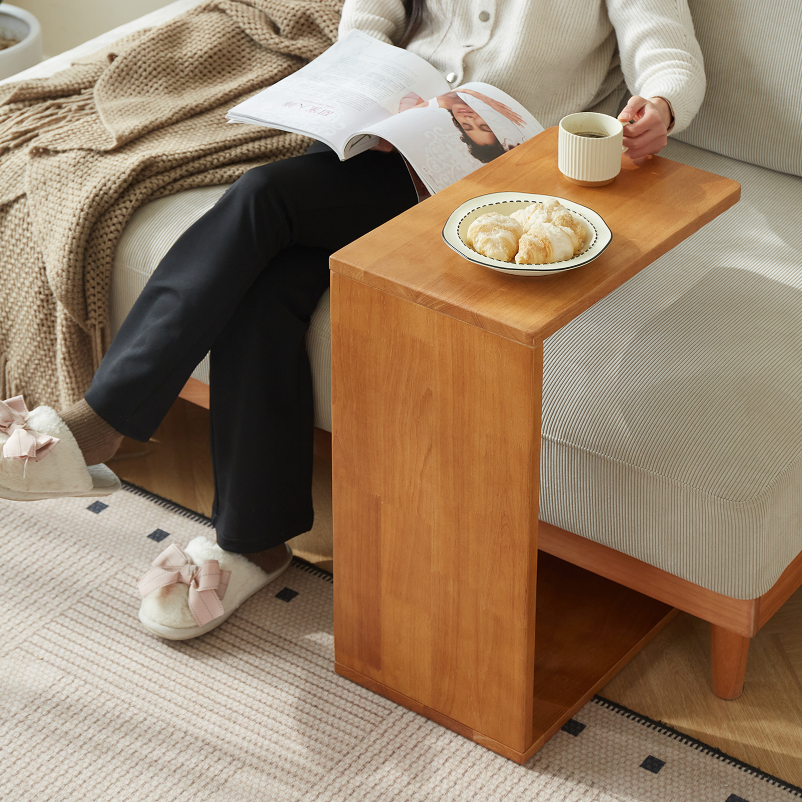 錦木-無垢材 C 字型サイドテーブル 多機能 コーナーテーブル キャスター付き移動式 リビング・寝室用 コンパクト サイドボードサイドテーブル