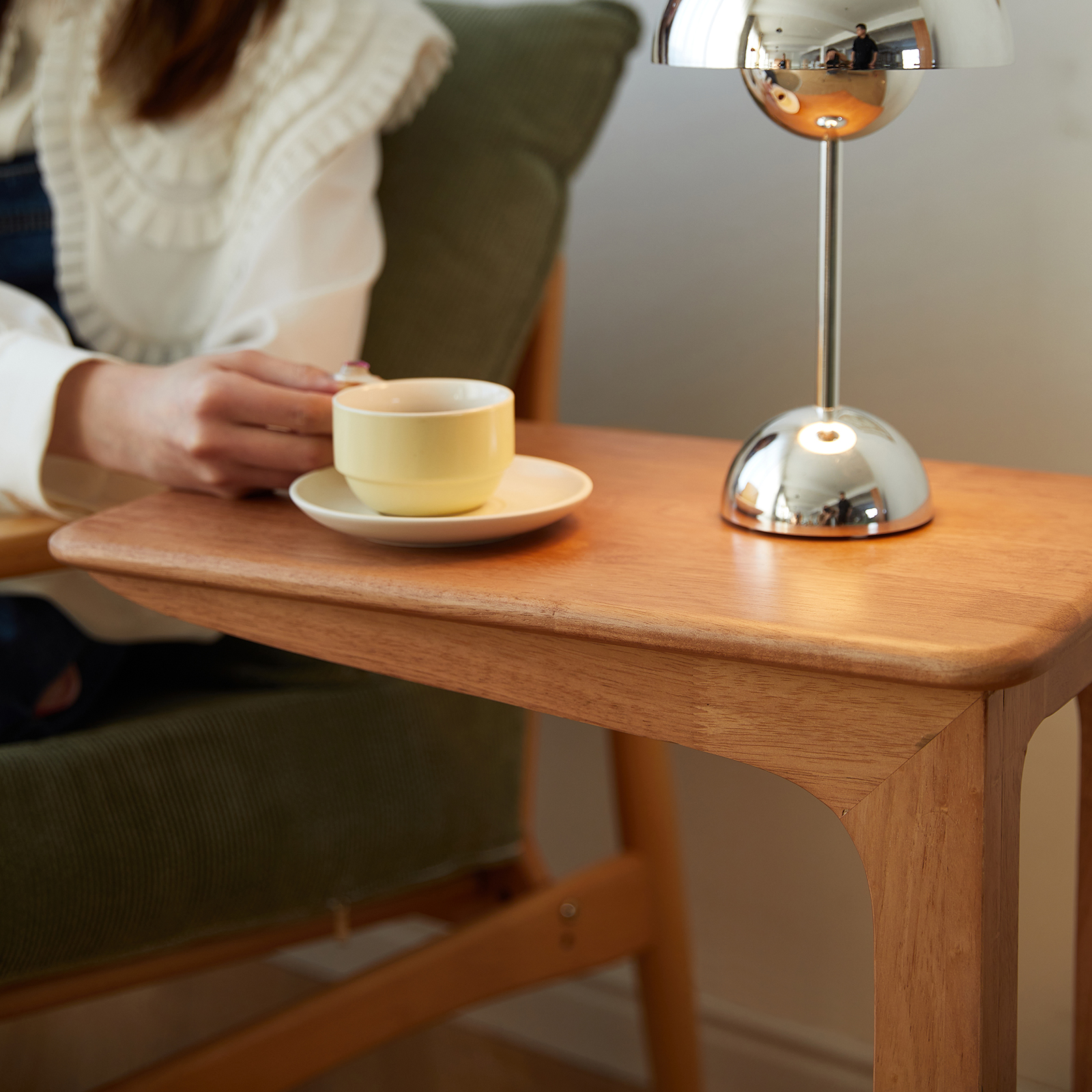 錦木-C字型サイドテーブル 無垢材 キャスター付き リビング・寝室用 移動式 小户型向け 卓上ラックサイドテーブル