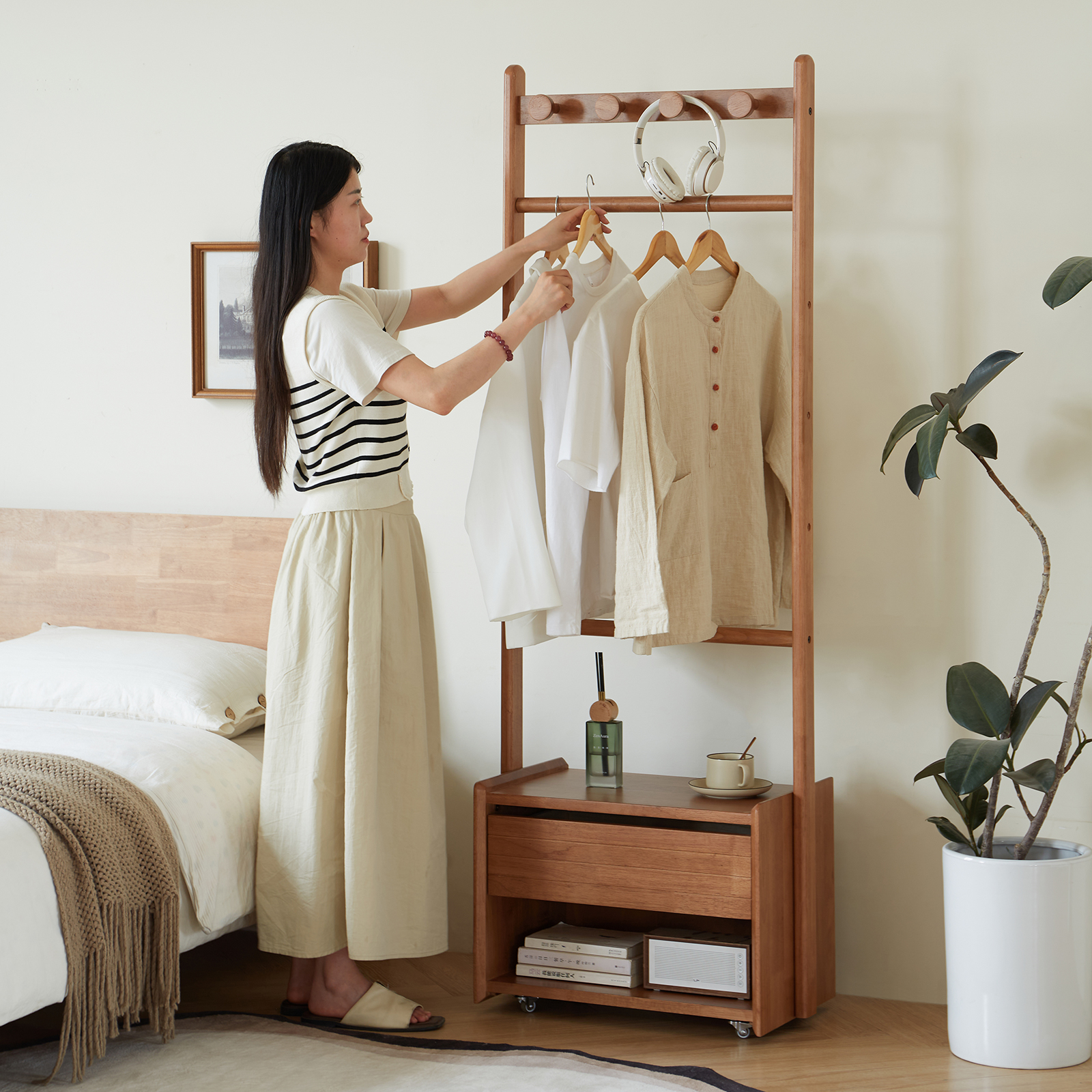 錦木-無垢材ハンガーラック 置き型 寝室・子供部屋用 収納付きキャスター付きワゴン 衣類掛け＆小物収納 縦型ラックハンガーラック