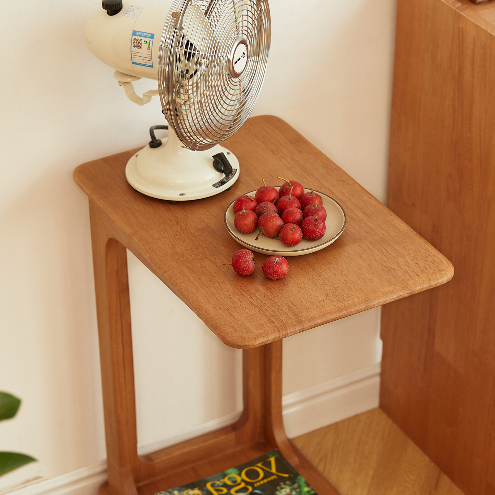 錦木-C字型サイドテーブル 無垢材 キャスター付き リビング・寝室用 移動式 小户型向け 卓上ラックサイドテーブル