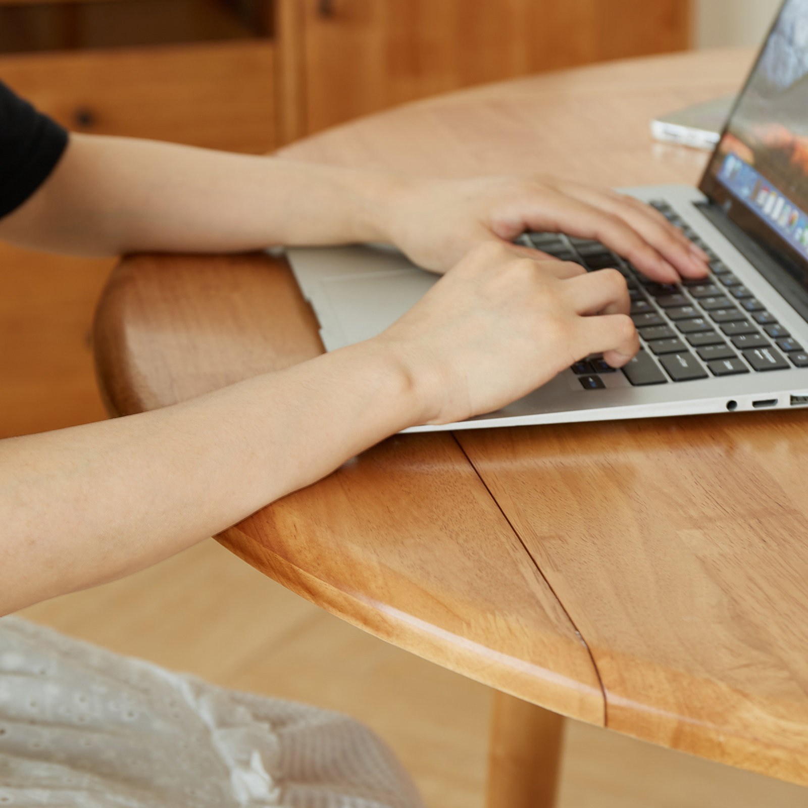 錦木-【無垢材使用】折りたたみ円形ダイニングテーブル 伸縮式スクエアテーブル 2WAY チェリー色 小户型対応 ダイニングチェアセットダイニングテーブル