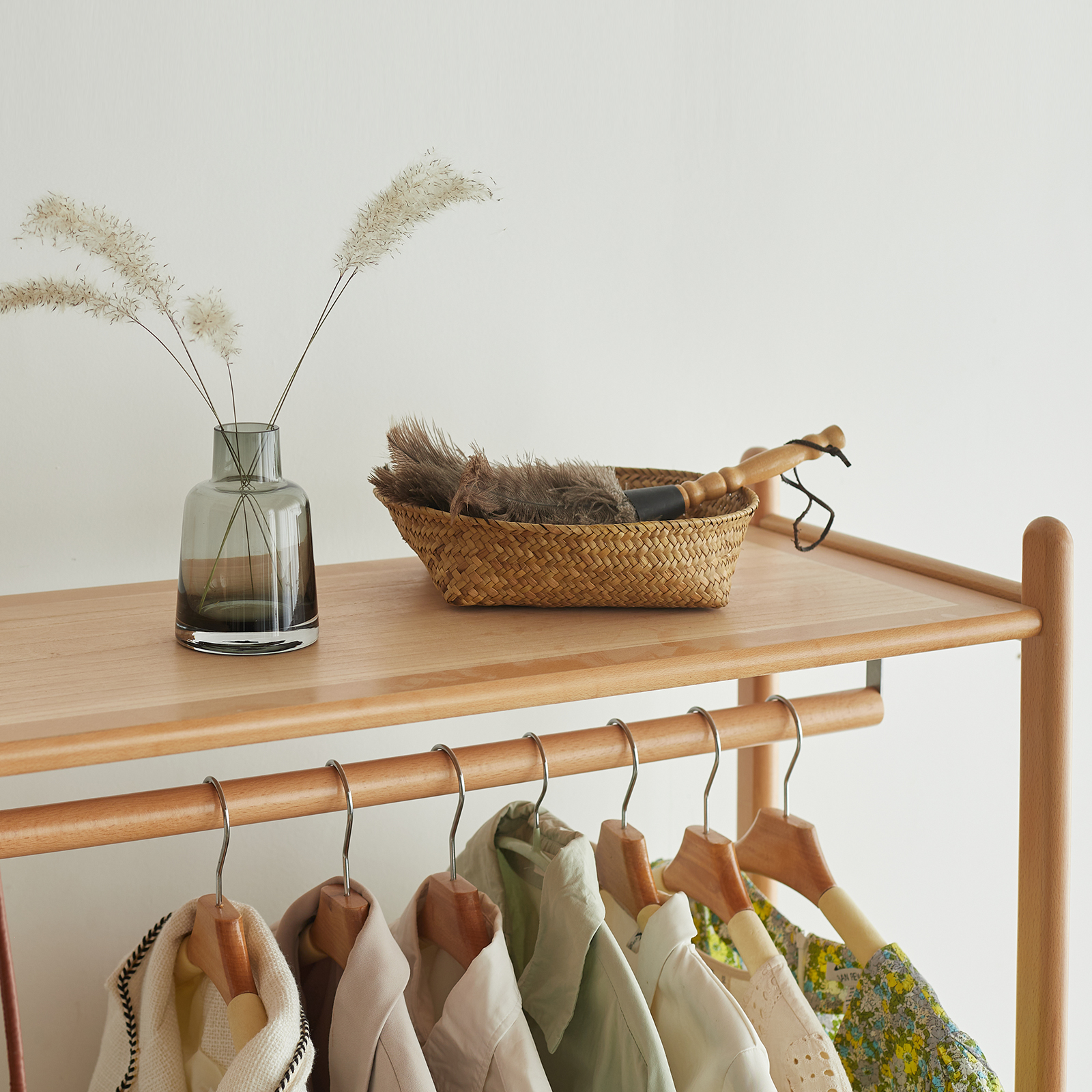 錦木-無垢材ハンガーラック 床置き型 多機能収納 寝室用 シンプルデザイン 移動式 キャスター付き 衣類掛けコートラック