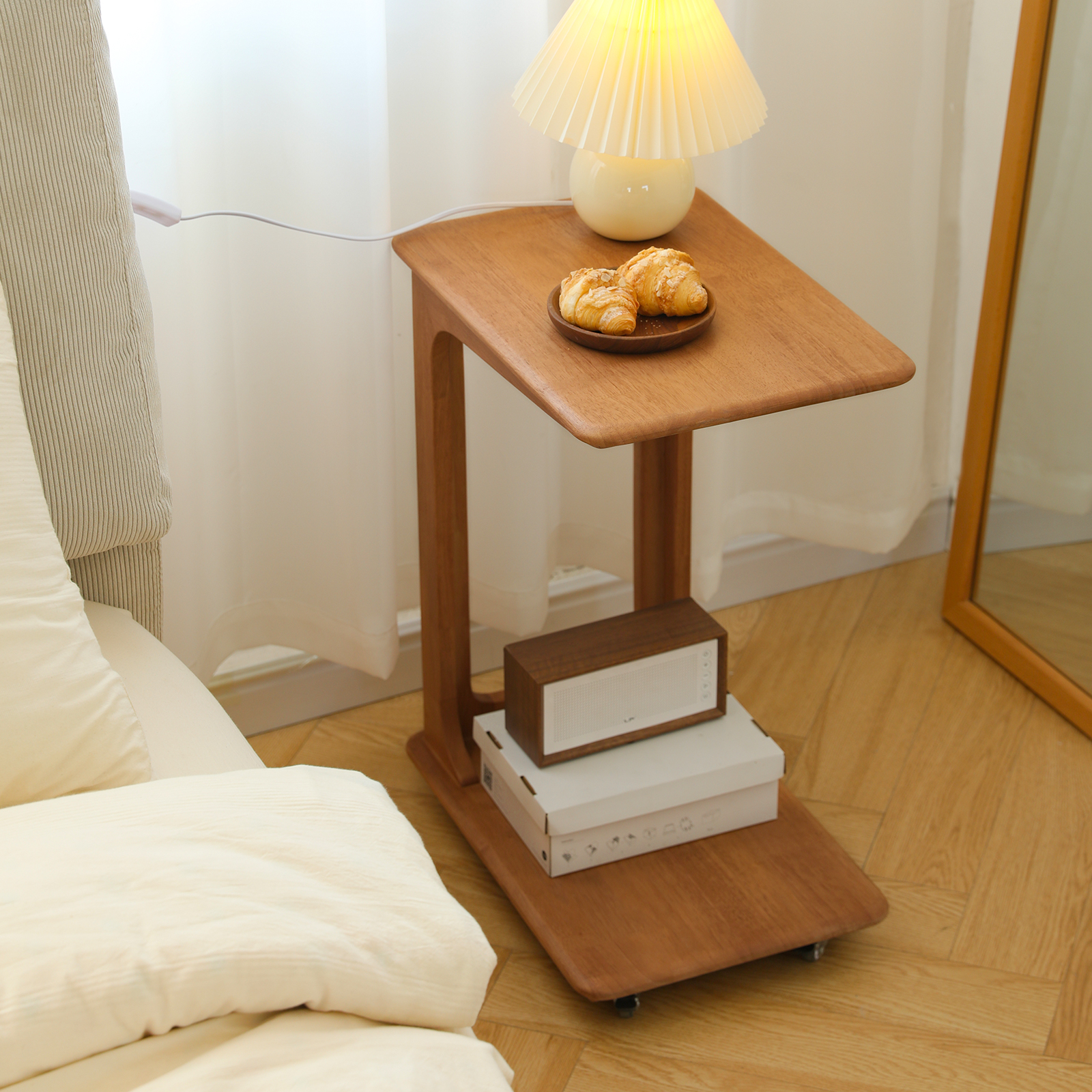 錦木-C字型サイドテーブル 無垢材 キャスター付き リビング・寝室用 移動式 小户型向け 卓上ラックサイドテーブル