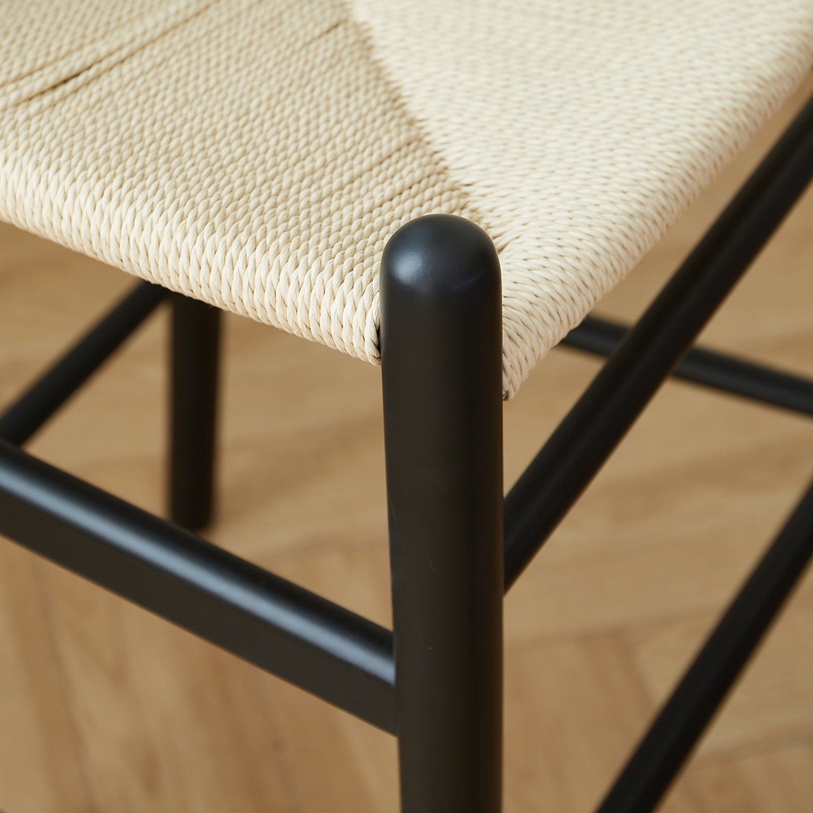 錦木-無垢材使用 背もたれ付きバーチェア コード編みデザイン 肘掛け付きハイチェア モダンシンプル ブラックイス / 学習イス