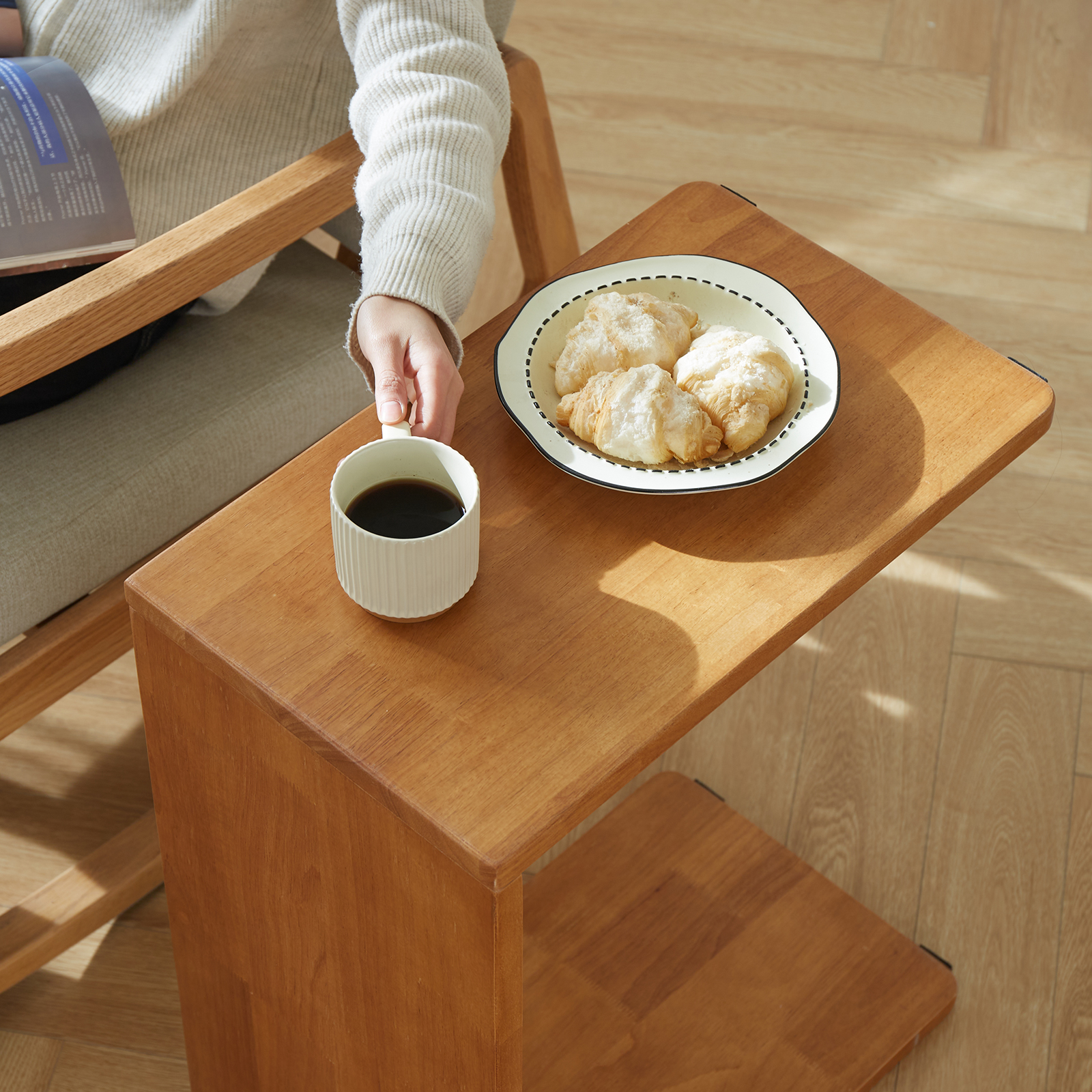 錦木-無垢材 C 字型サイドテーブル 多機能 コーナーテーブル キャスター付き移動式 リビング・寝室用 コンパクト サイドボードサイドテーブル