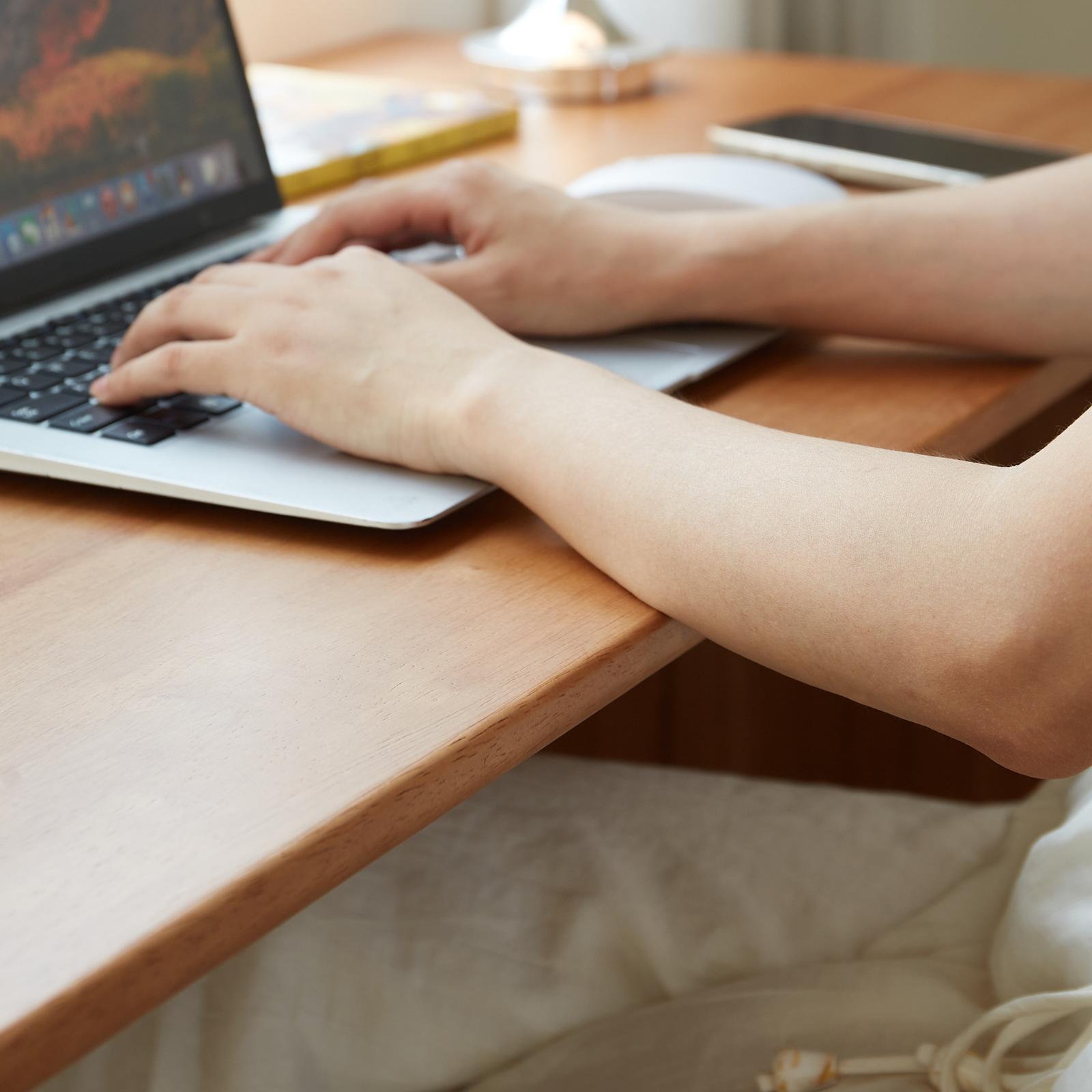 錦木-無垢材デスク 本棚・収納一体型 キャスター付き 寝室用 パソコンデスク 学習机 省スペース シンプルデスク / 学習机