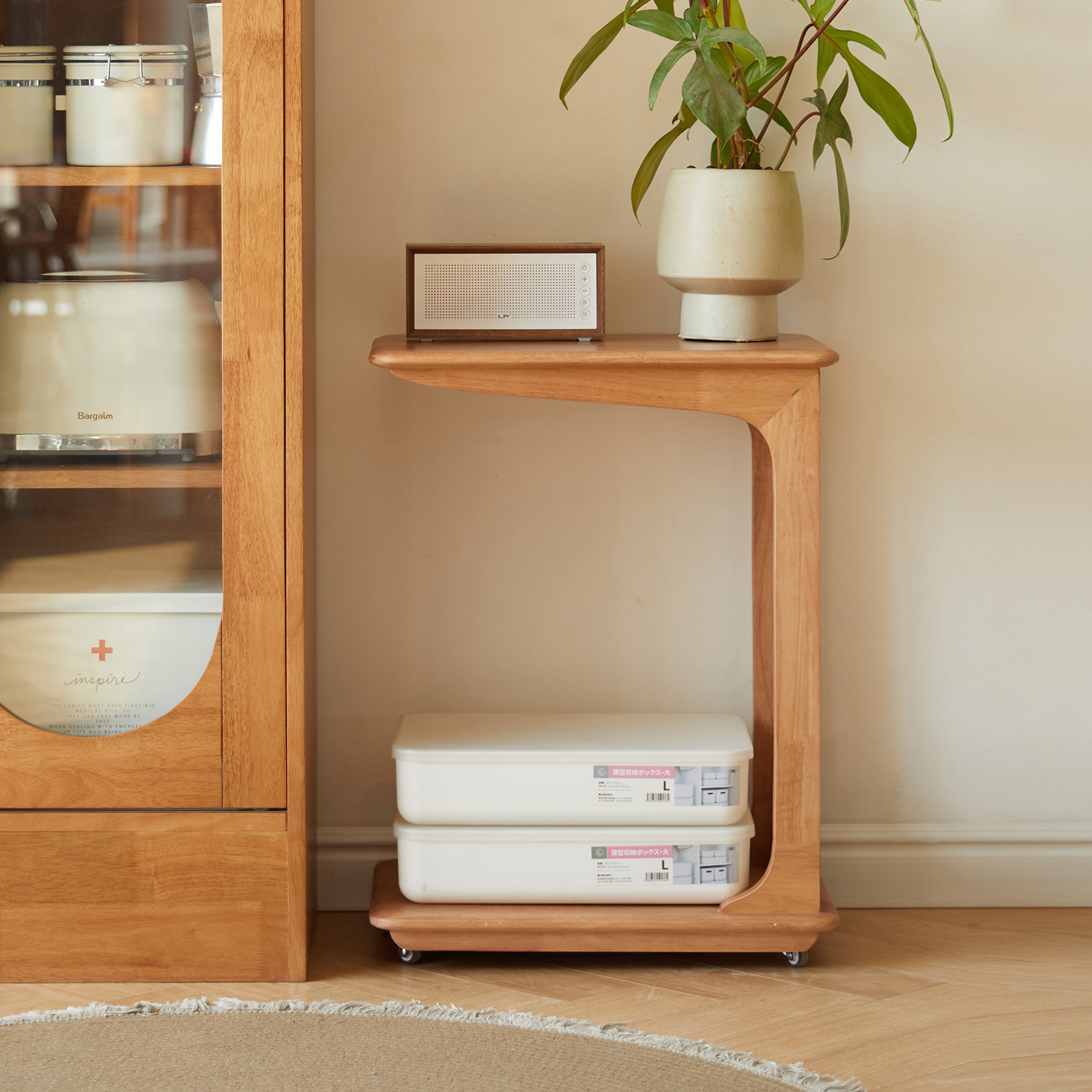 錦木-C字型サイドテーブル 無垢材 キャスター付き リビング・寝室用 移動式 小户型向け 卓上ラックサイドテーブル