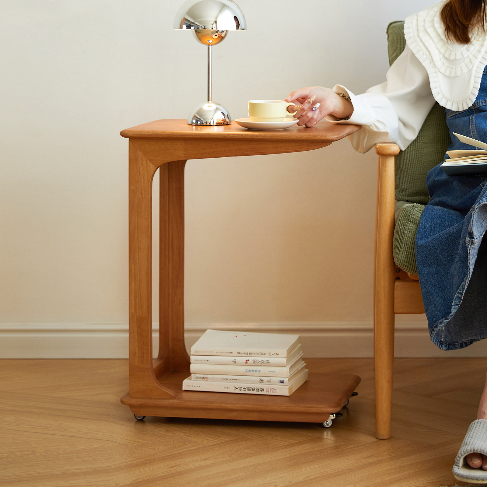 錦木-C字型サイドテーブル 無垢材 キャスター付き リビング・寝室用 移動式 小户型向け 卓上ラックサイドテーブル