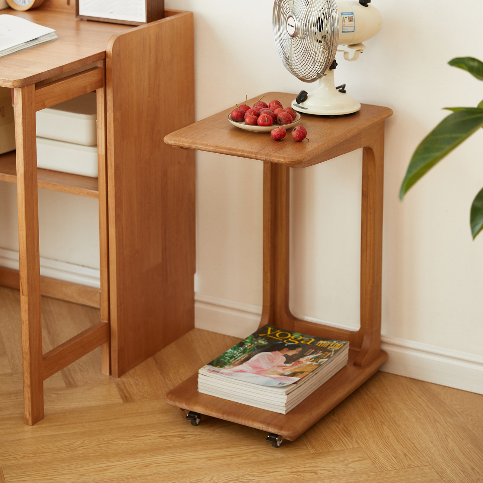 錦木-C字型サイドテーブル 無垢材 キャスター付き リビング・寝室用 移動式 小户型向け 卓上ラックサイドテーブル
