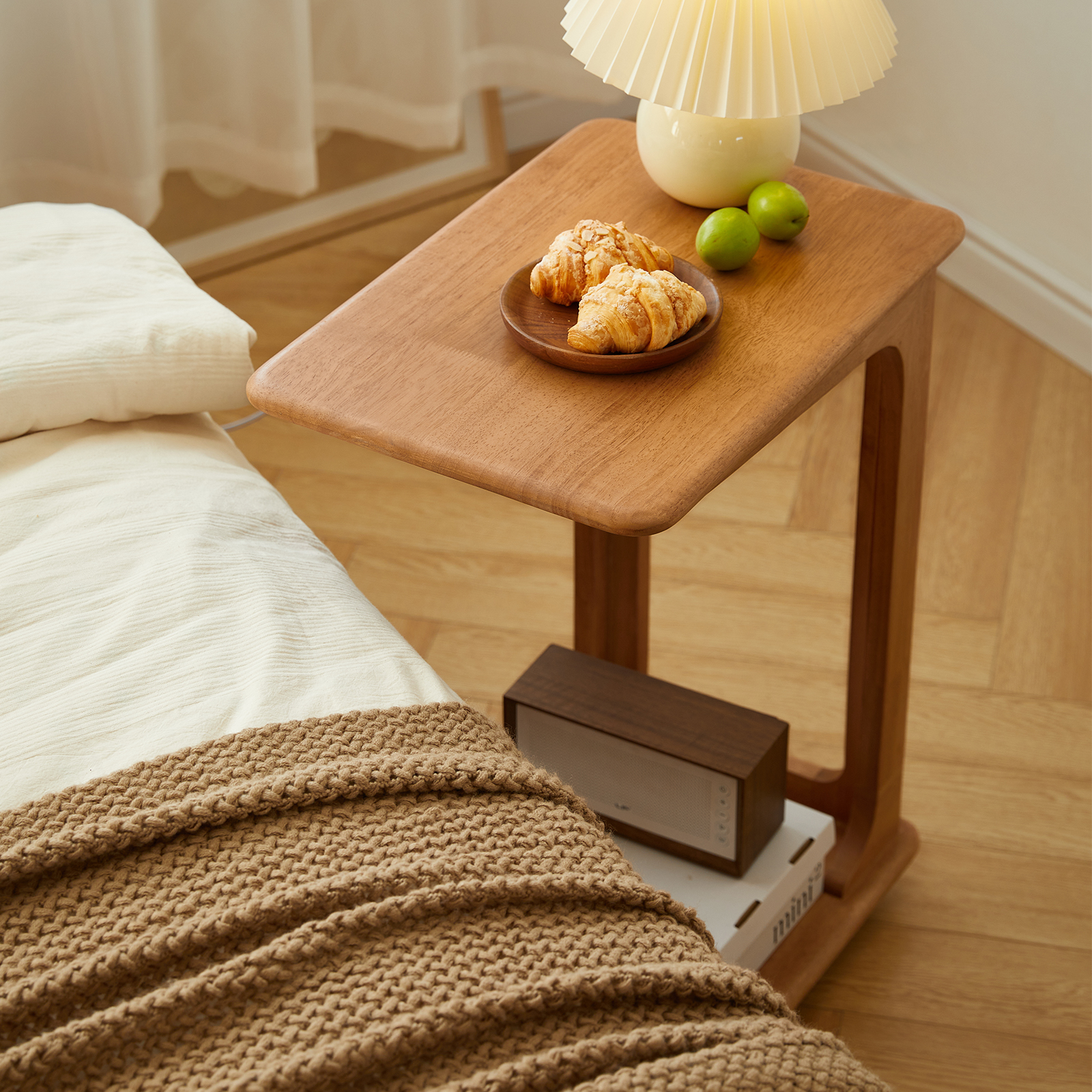 錦木-C字型サイドテーブル 無垢材 キャスター付き リビング・寝室用 移動式 小户型向け 卓上ラックサイドテーブル