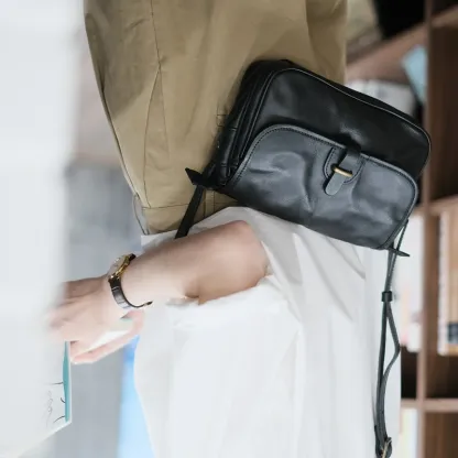 新款質感通勤小方包真皮復古斜挎包牛皮單肩日系郵差女包