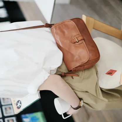 新款質感通勤小方包真皮復古斜挎包牛皮單肩日系郵差女包