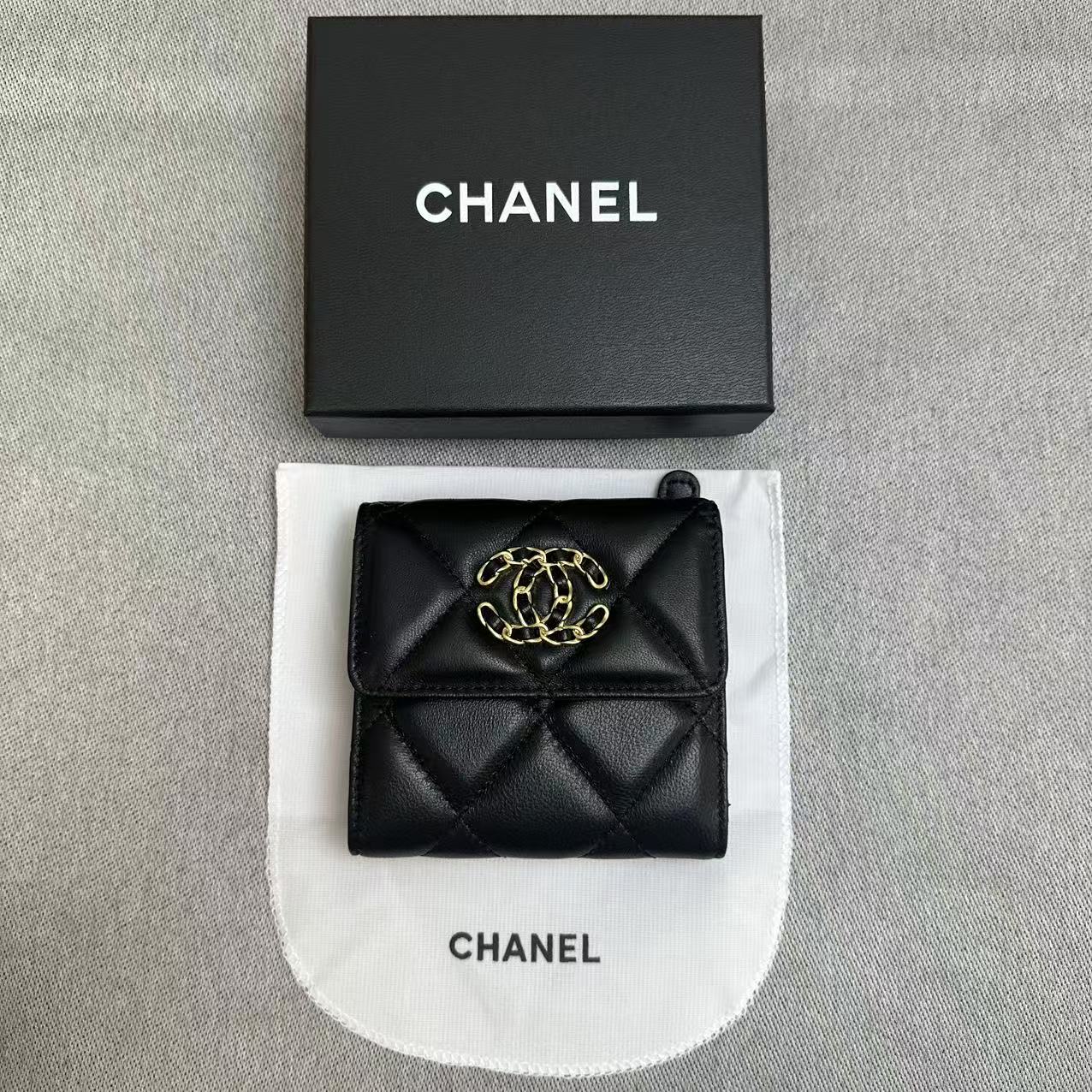 CHANEL シャネル シャネル19 三つ折り 財布 ココマーク ラムスキン 本革 ミニ ウォレット