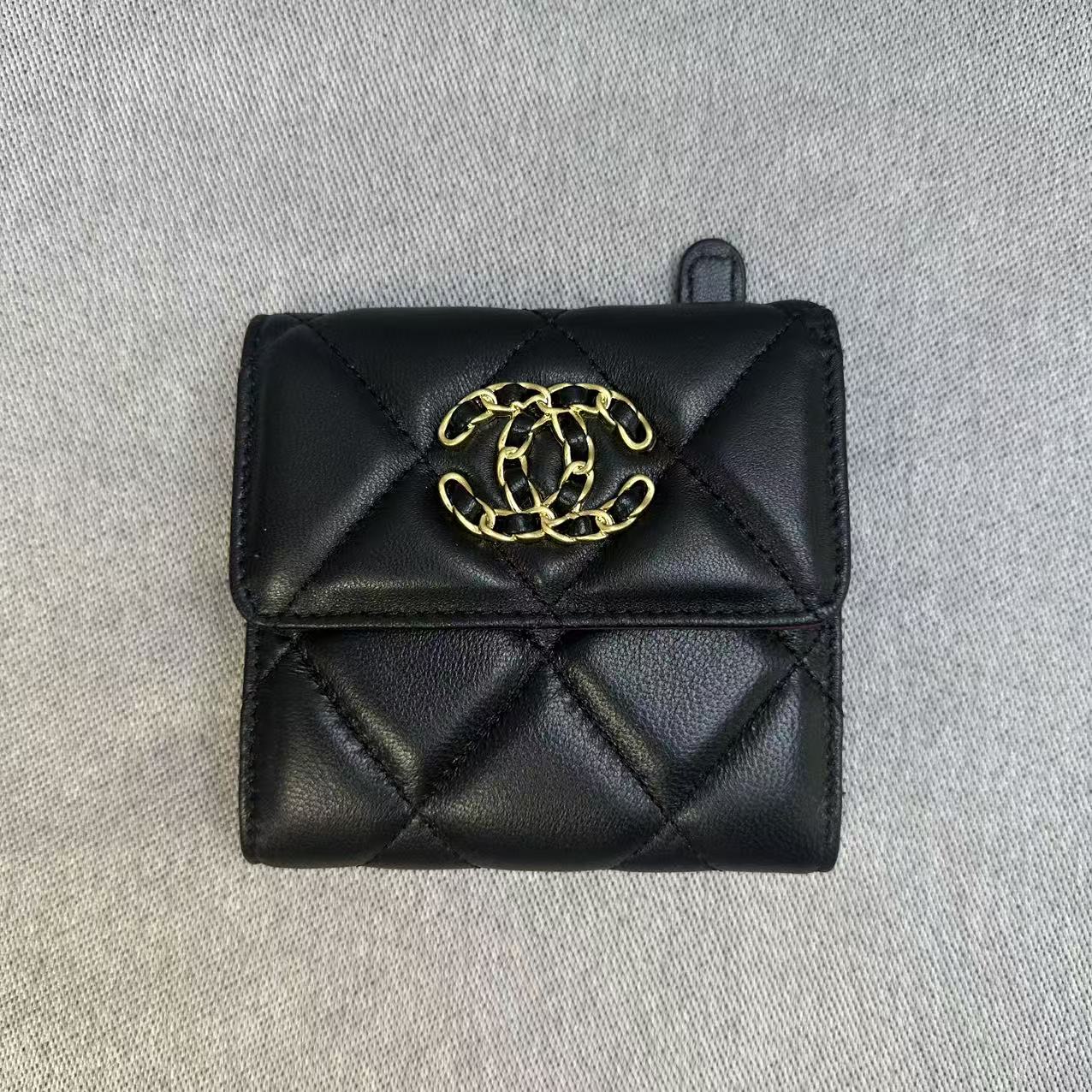 CHANEL シャネル シャネル19 三つ折り 財布 ココマーク ラムスキン 本革 ミニ ウォレット