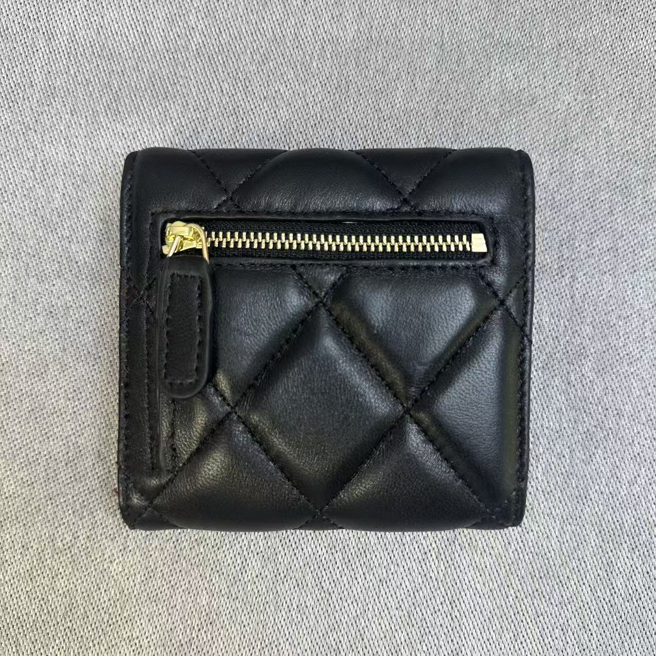 CHANEL シャネル シャネル19 三つ折り 財布 ココマーク ラムスキン 本革 ミニ ウォレット