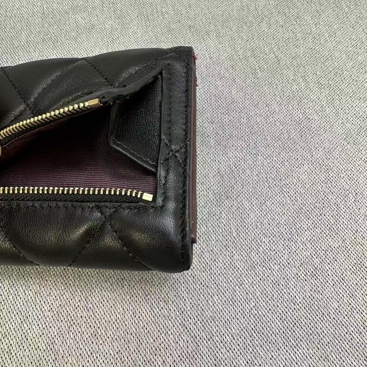 CHANEL シャネル シャネル19 三つ折り 財布 ココマーク ラムスキン 本革 ミニ ウォレット