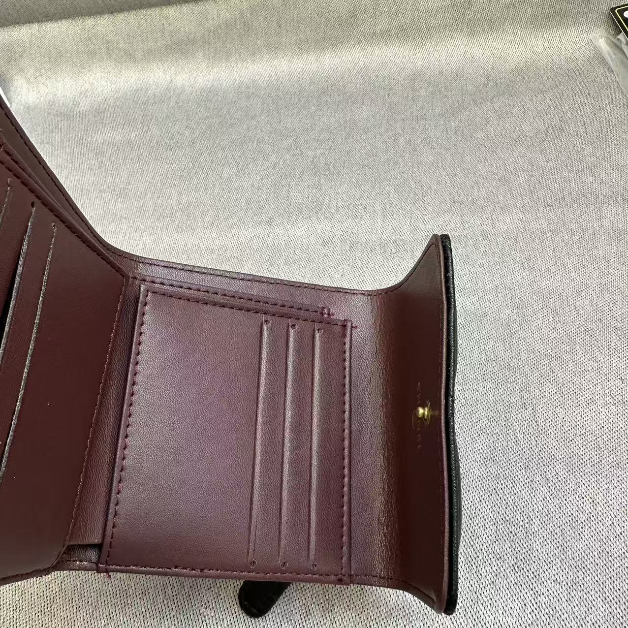 CHANEL シャネル シャネル19 三つ折り 財布 ココマーク ラムスキン 本革 ミニ ウォレット