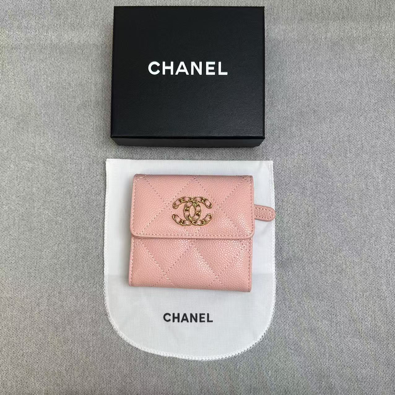 CHANEL シャネル シャネル19 三つ折り 財布 ココマーク ラムスキン 本革 ミニ ウォレット
