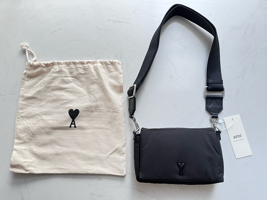 AMI Paris アミパリス ロゴ ショルダーバッグ  バッグ カバン
