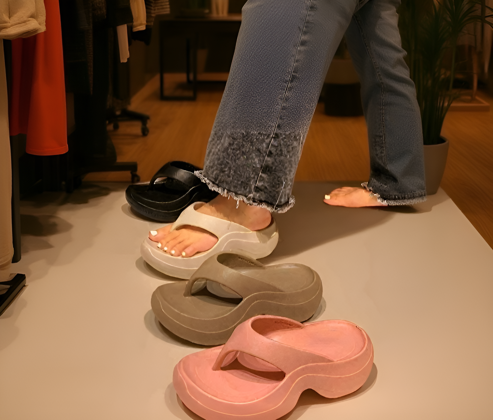 夾腳設計防滑女款拖鞋特寫