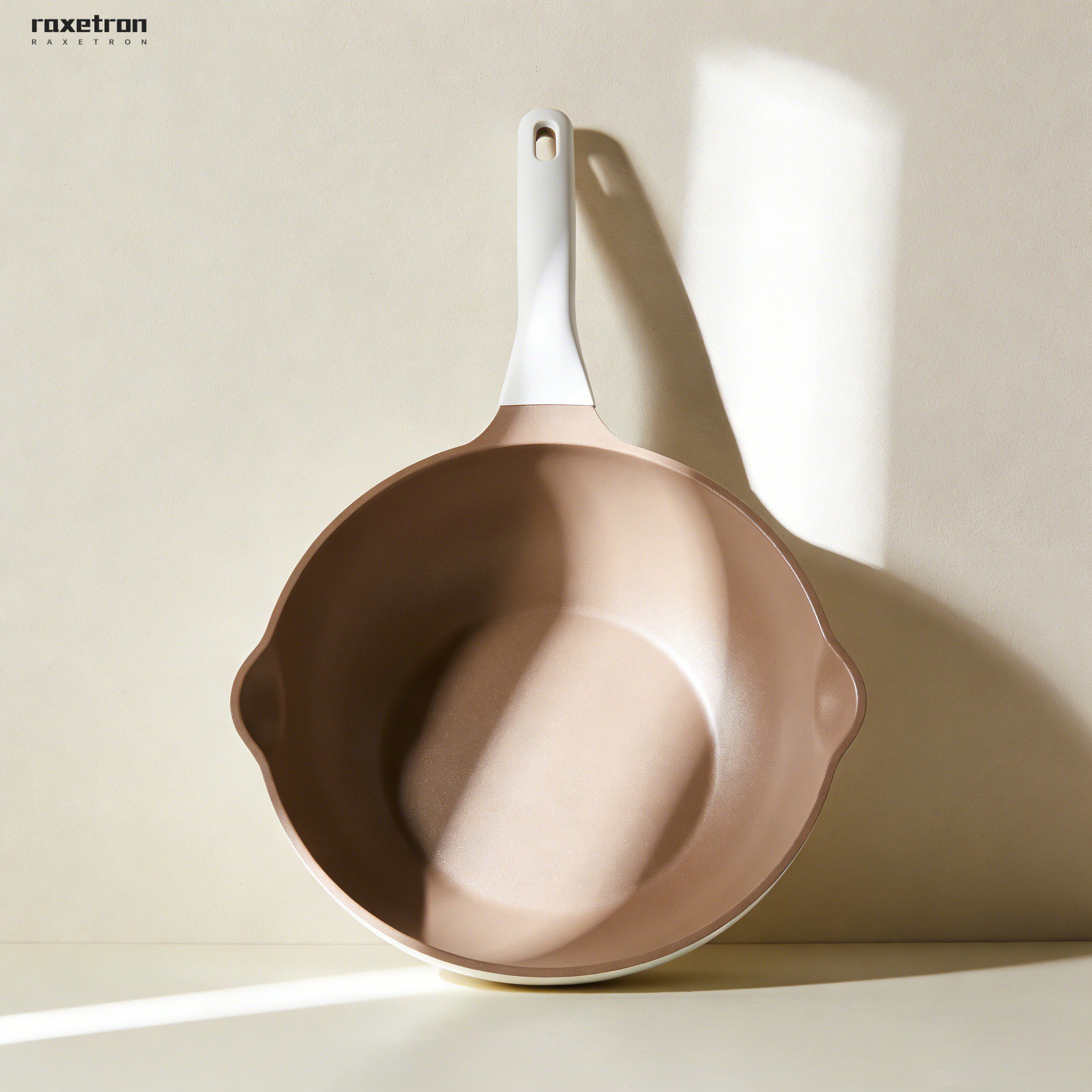 防沾黏表面炒鍋近拍