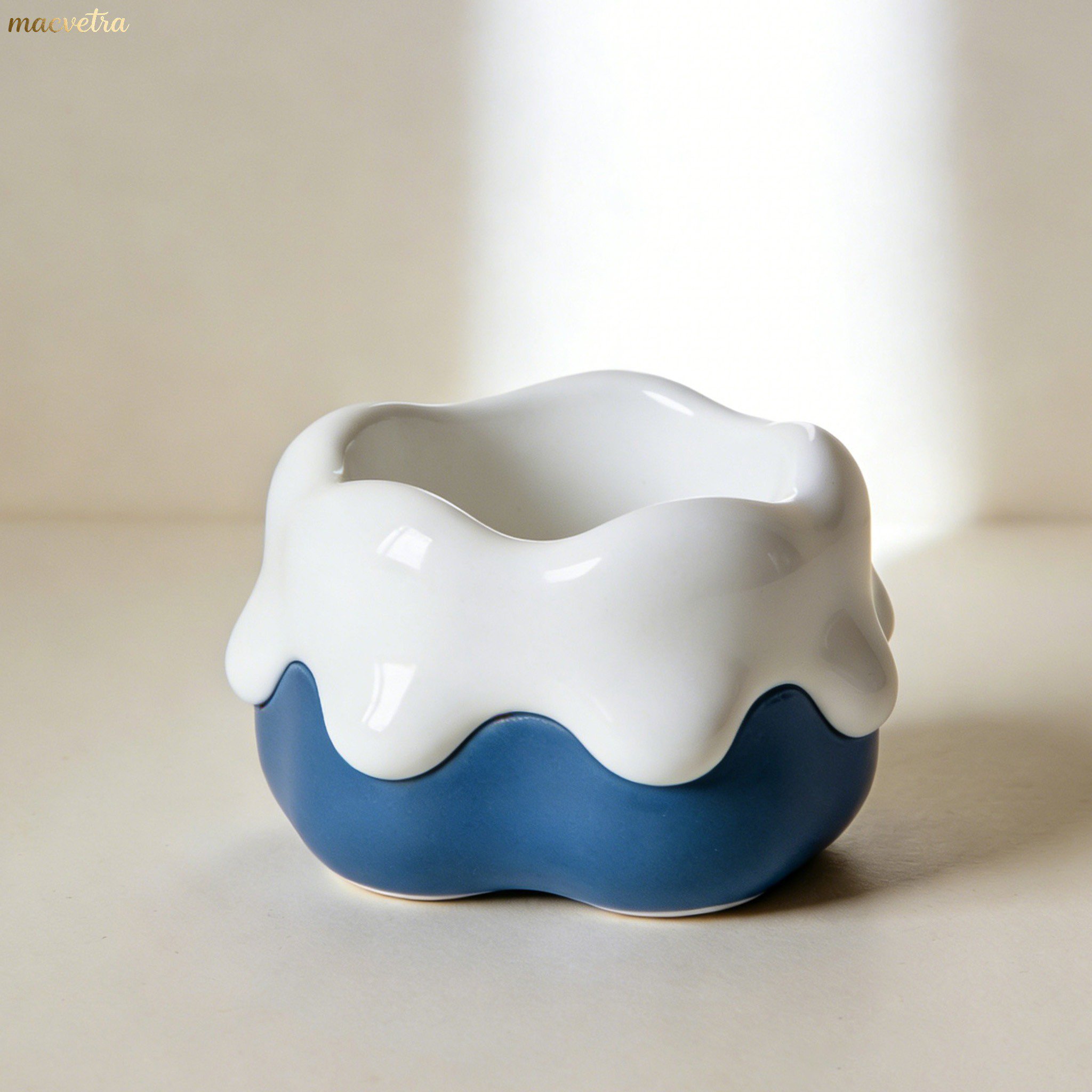 收納罐裝滿迴紋針的細節特寫