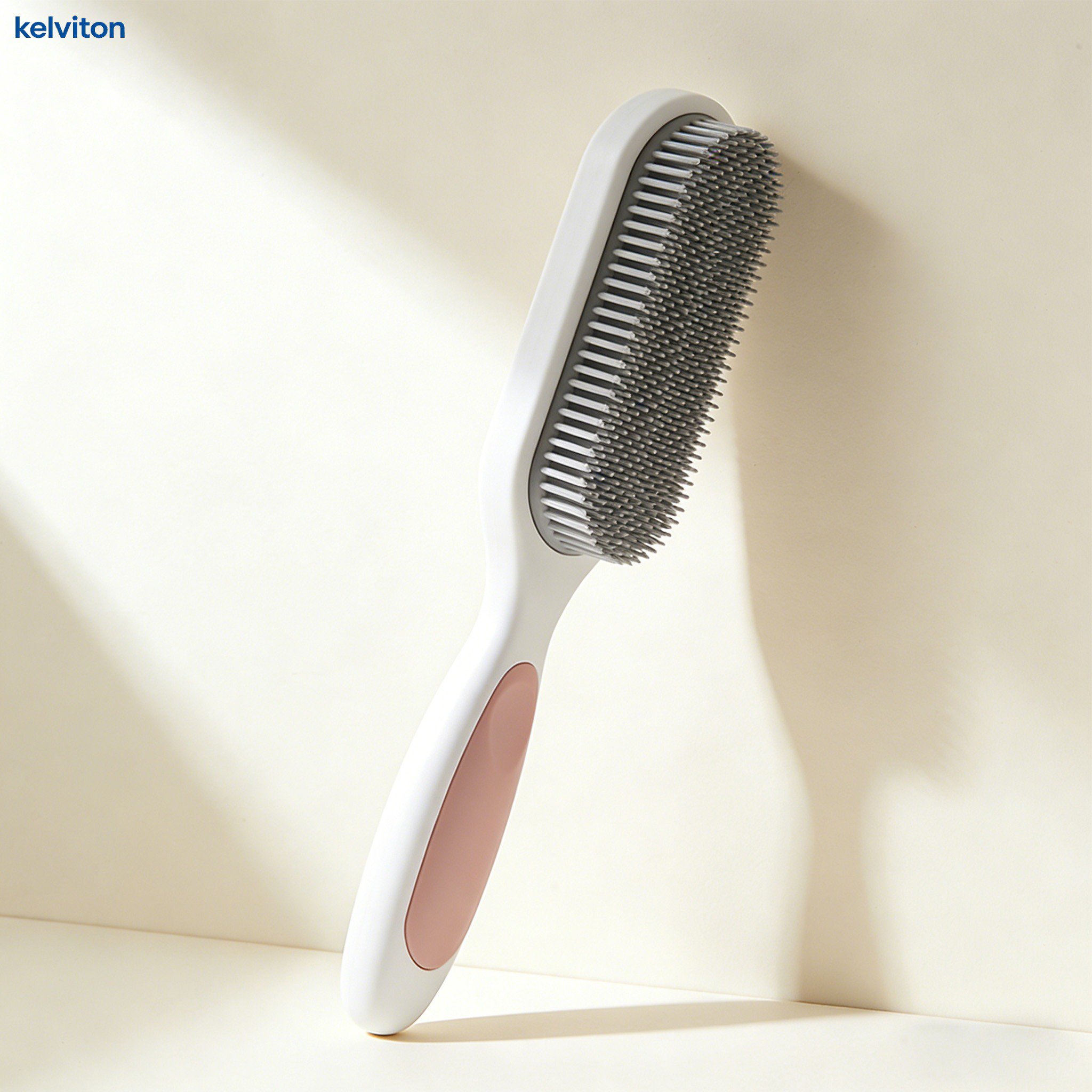 羊毛大衣除塵刷細節特寫