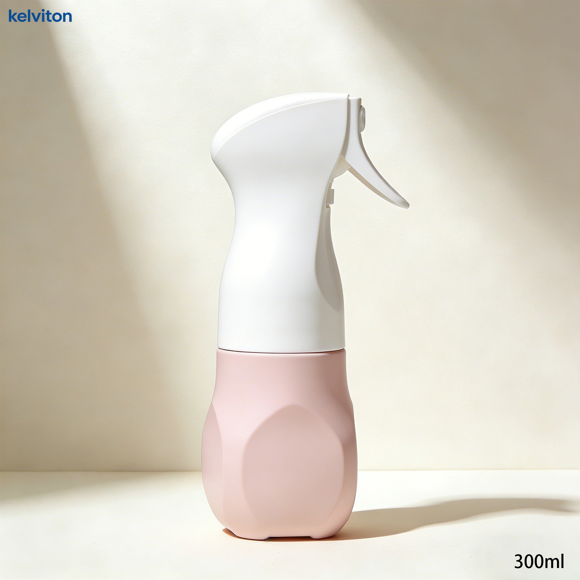 旅行箱內的除皺噴霧瓶收納示意圖