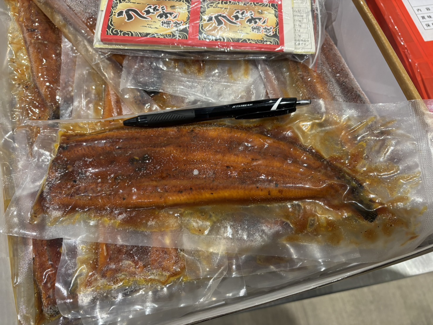 うなぎ蒲焼1尾入り1パック賞味期限確認中