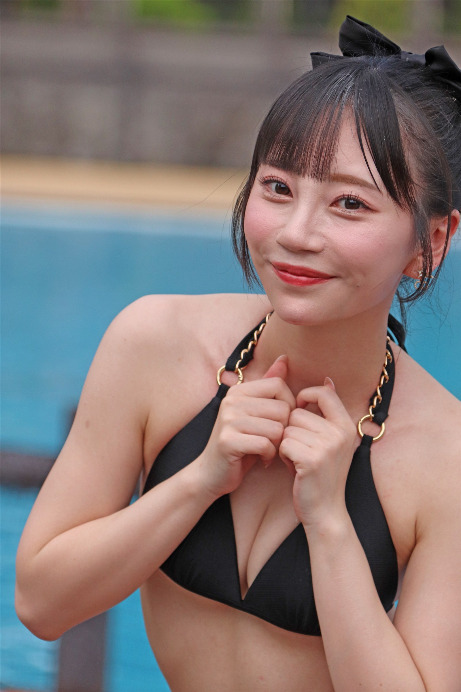 七澤米亞泳池邊黑金泳裝甜笑造型